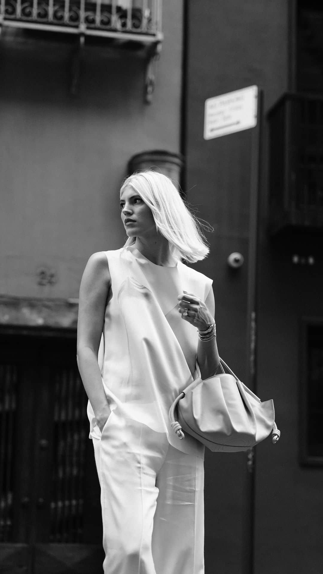 デヴォン・ウィンザーのインスタグラム：「This song was too appropriate 💛 Full look @loewe」