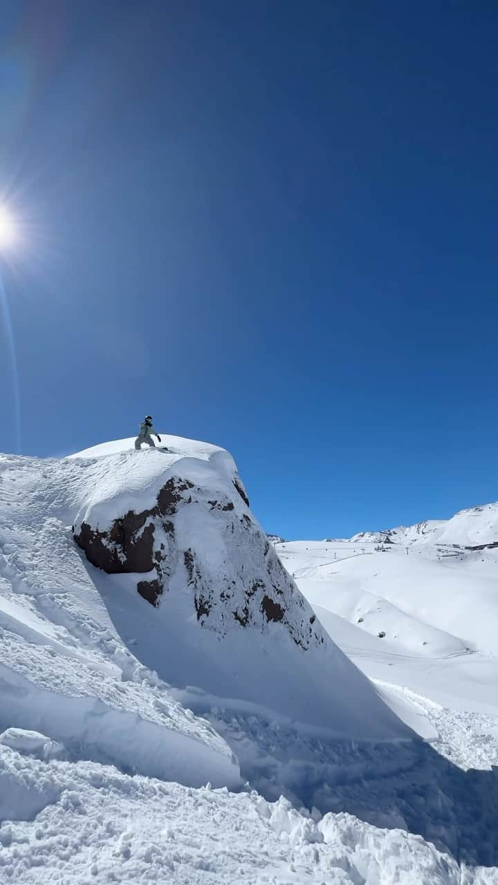 アナログクロージングのインスタグラム：「Chile Powder Report 📍🇨🇱 (ft. @mikeyciccarelli)   Consider this a reminder, winter is right around the corner and it’s time to get dialed for the season. All 2024 gear is LIVE on the site.  🎥 @marcos_r_miranda  #Burton  #Snowboarding」
