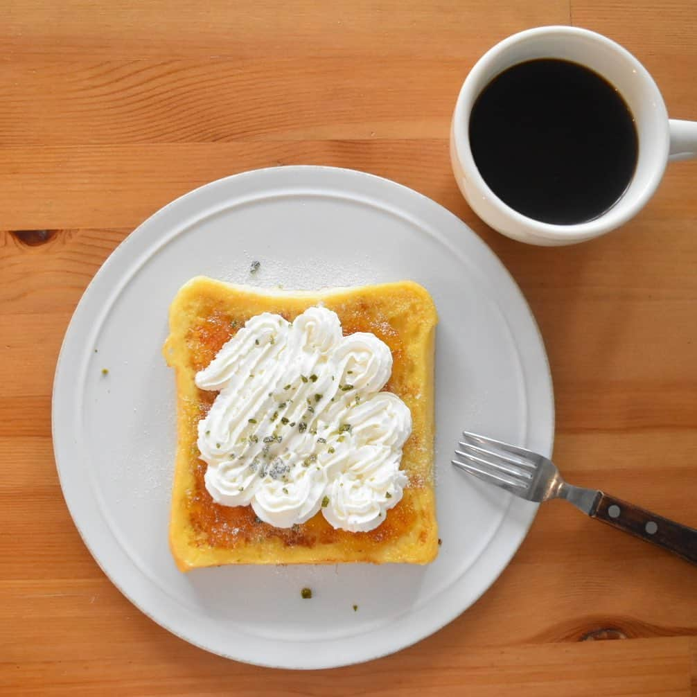 山崎佳のインスタグラム：「Today’s breakfast. マーマレードとホイップのフレンチトースト。  最近ほんと忙しいんだけど、下の子が溶連菌で毎日3回薬を飲ませるミッションが追加されてさらにバタバタ。。 「飲ませるの大変だよね〜」って共感してくれるママ友や保育園の先生に癒してもらってる🥹」