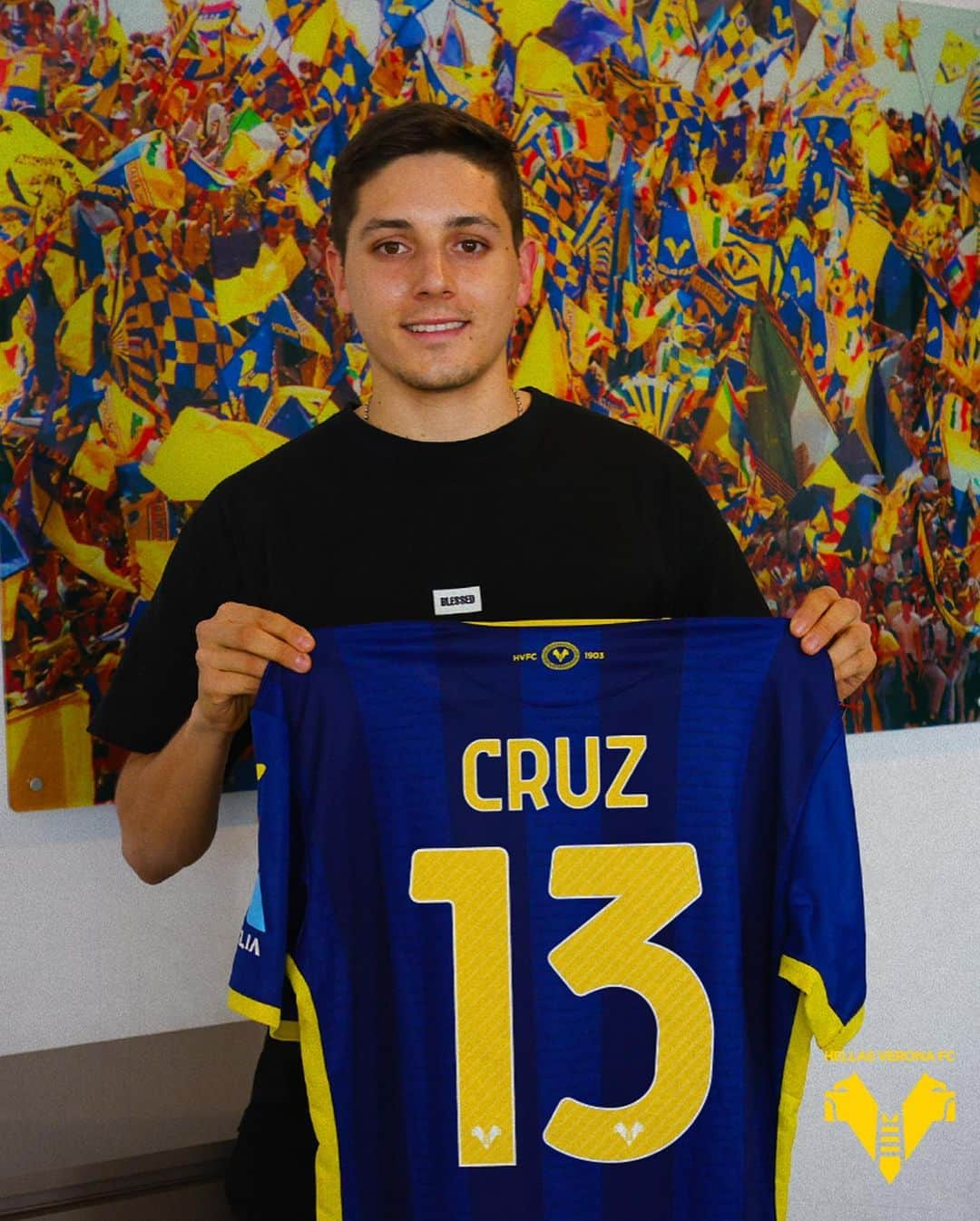 エラス・ヴェローナFCのインスタグラム：「Juan Manuel, nuestro nuevo número 1️⃣3️⃣ ✍️🟡🔵  #WelcomeToVerona #Cruz」