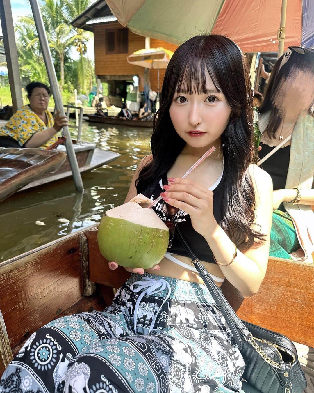 のインスタグラム：「♥ . . タイ🐘🔆‬ 水上マーケット🛶 行ってみたかったから嬉しい♥ . ココナッツジュースも 初めて飲んだよ🥥 . 食べたあとだし加工もしてないから お腹がぷにぷにしてるけど 気にしないでね👶🏻 . . #タイ #タイ旅行 #バンコク #バンコク旅行 #thai #thailand #thaistagram #水上マーケット」