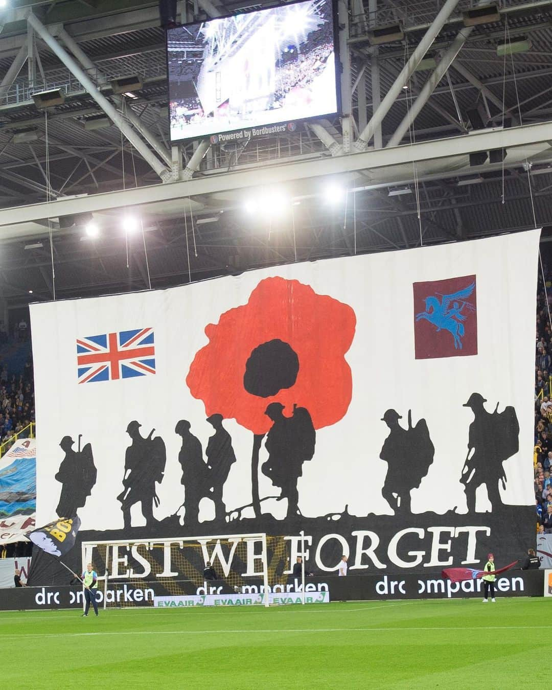 フィテッセさんのインスタグラム写真 - (フィテッセInstagram)「Lest We Forget 🫡  #Vitesse」9月12日 23時19分 - mijnvitesse