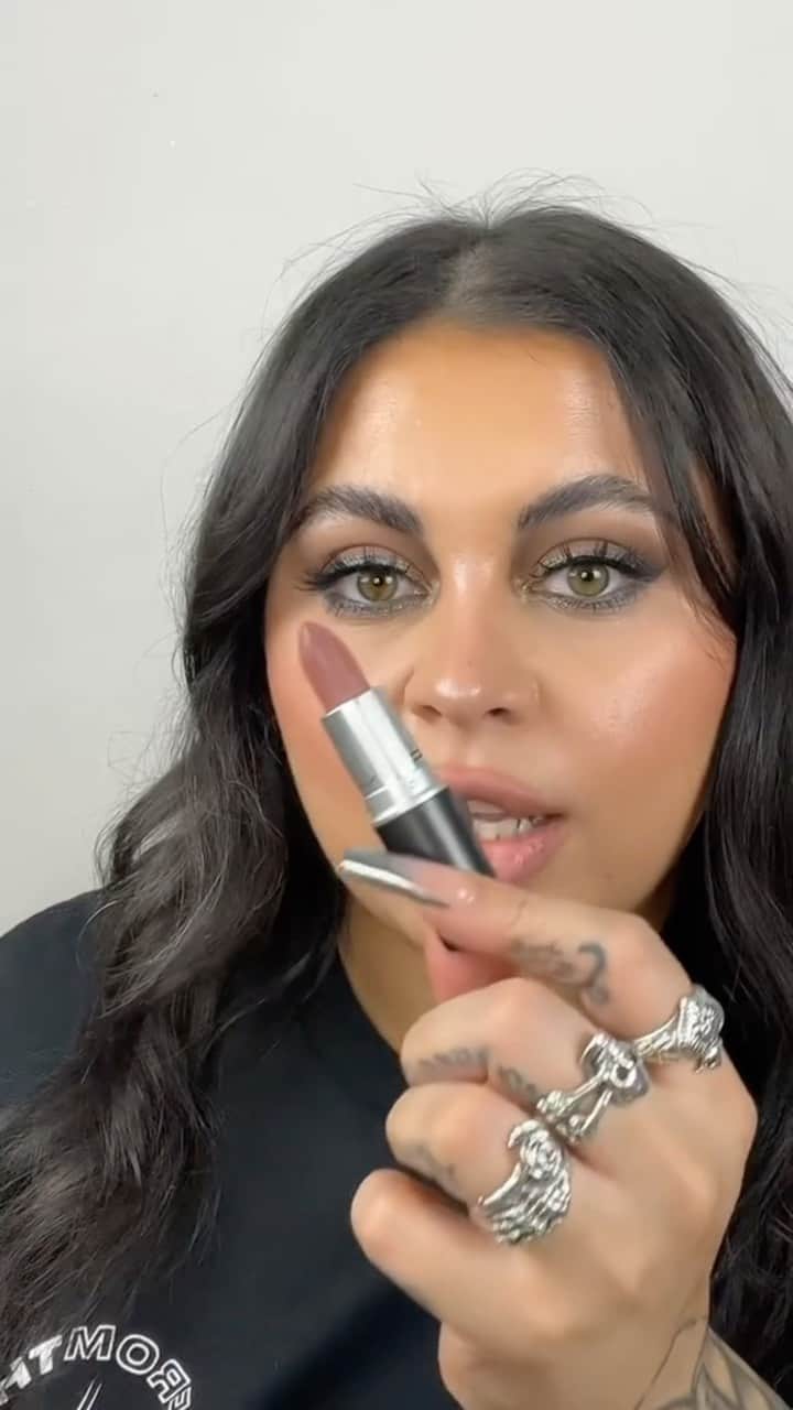 のインスタグラム：「Get in the mood for #90sNudes. @missmeganrobinson puts a new neutral twist on that monochromatic, pre-millennium makeup look with #MACTrend must-haves:  🪽 Matte Lipstick in Bronx 🪽 Lip Pencil in Stone 🪽 Squirt Plumping Gloss Stick in Like Squirt 🪽 Matte Lipstick in Yash  What’re you swiping on? Matte or glossy?   #MACTrend #NudeLipstick #MACLipPencil」