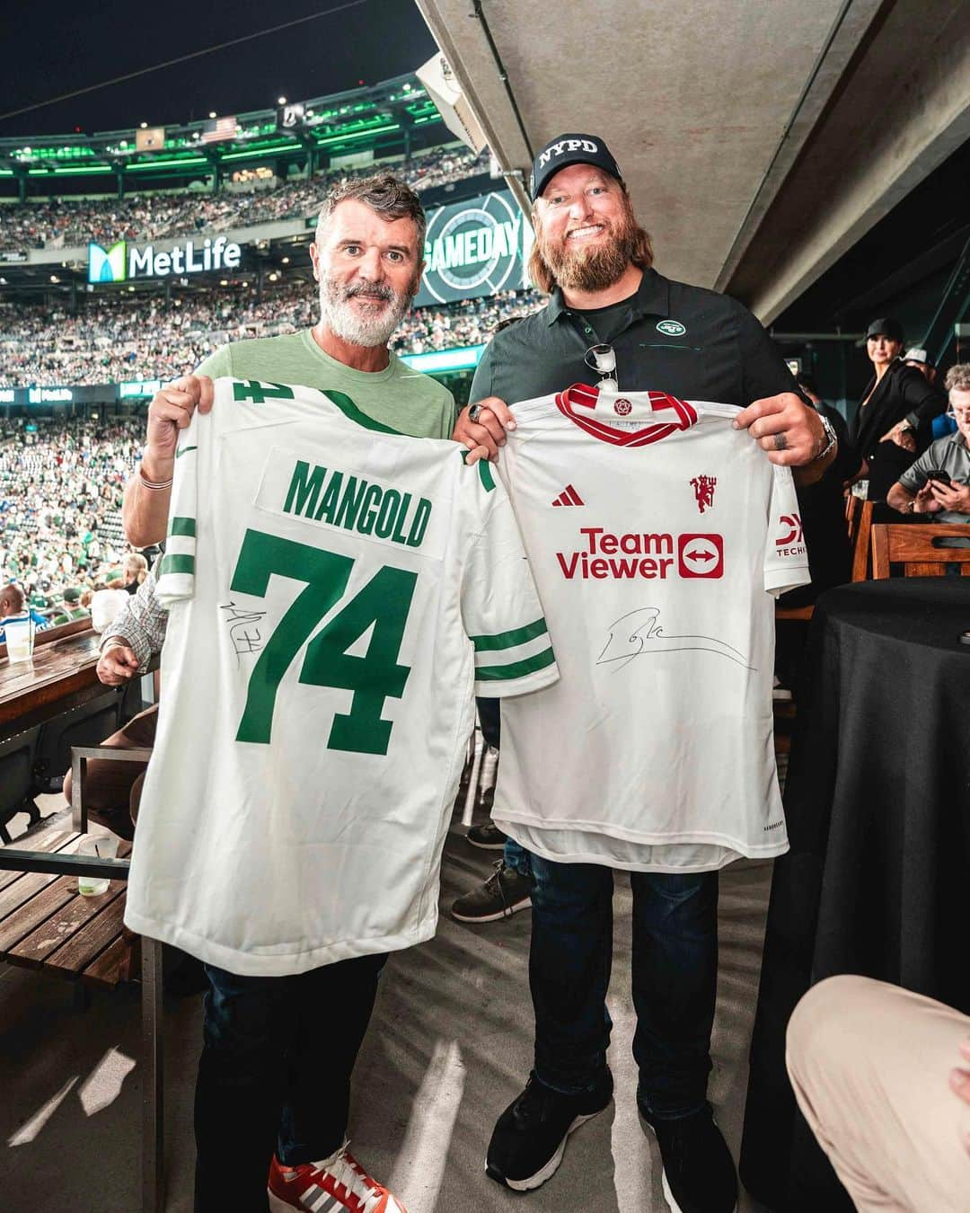 マンチェスター・ユナイテッドさんのインスタグラム写真 - (マンチェスター・ユナイテッドInstagram)「Football meets football at MetLife! ⚽️🏈  Manchester United legend Roy Keane took in the Jets dramatic victory in New York last night! 🤩  #Jets #MUFC #ManUtd」9月12日 23時30分 - manchesterunited