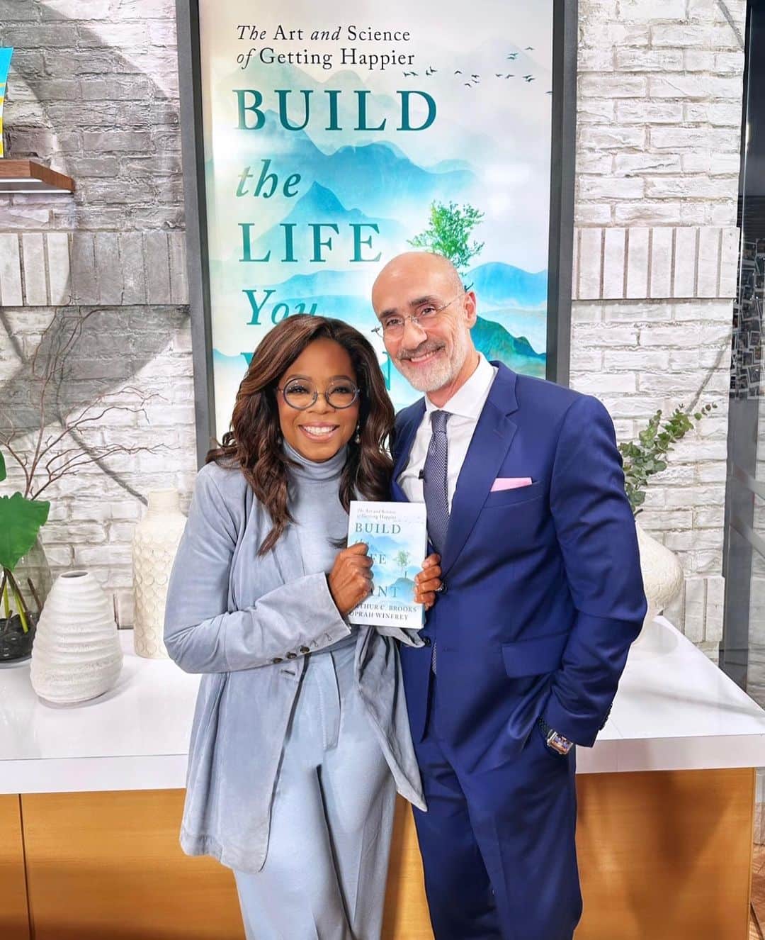 オプラ・ウィンフリーのインスタグラム：「Our new book “Build The Life You Want” is available now wherever you buy or download your books! We hope this book helps you on your life’s journey. May you get happier, year after year, and bring greater happiness to others. @arthurcbrooks」