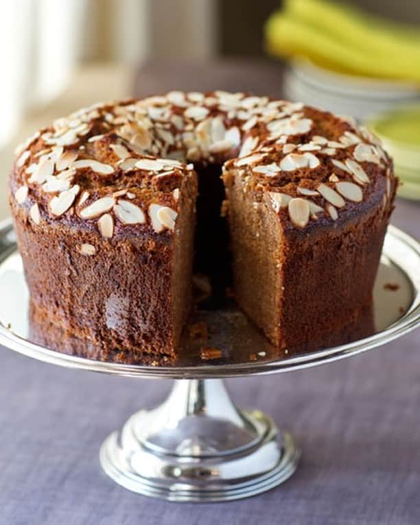 アイナ・ガーテンさんのインスタグラム写真 - (アイナ・ガーテンInstagram)「Even if you didn't grow up celebrating the Jewish New Year, these classic recipes are still so comforting and delicious. My Honey Cake has layers of subtle flavor from orange zest, coffee, spices, and - of course - good bourbon! Jeffrey loves this cake.  Also, Challah was one of the first things I ever made for him after we were married. It sounds complicated, but if you follow it step by step, you’ll have a beautiful homemade Challah!  Some tips for getting the menu ready ahead of time:  1. Bourbon Honey Cake - Make one day ahead, wrap tightly in plastic wrap, and store at room temperature. 2. Matzo Ball Soup - Make ahead and refrigerate, cover matzoh balls with wet paper towels, in a little chicken stock. 3. Brisket with Onions and Leeks - Make ahead and refrigerate for up to 2 days. Slice the cold meat, put it back in the pan, cover with foil, and reheat before serving. 4. Orange-Roasted Rainbow Carrots - Prep ahead and roast 20 minutes before serving. 5. Challah - Bake 1 to 2 days ahead. Allow to cool, wrap in plastic wrap, and refrigerate. Serve at room temperature.  How easy is that?? Xxx  Link in bio for the recipes! 📸 @quentinbaconphoto」9月12日 23時25分 - inagarten