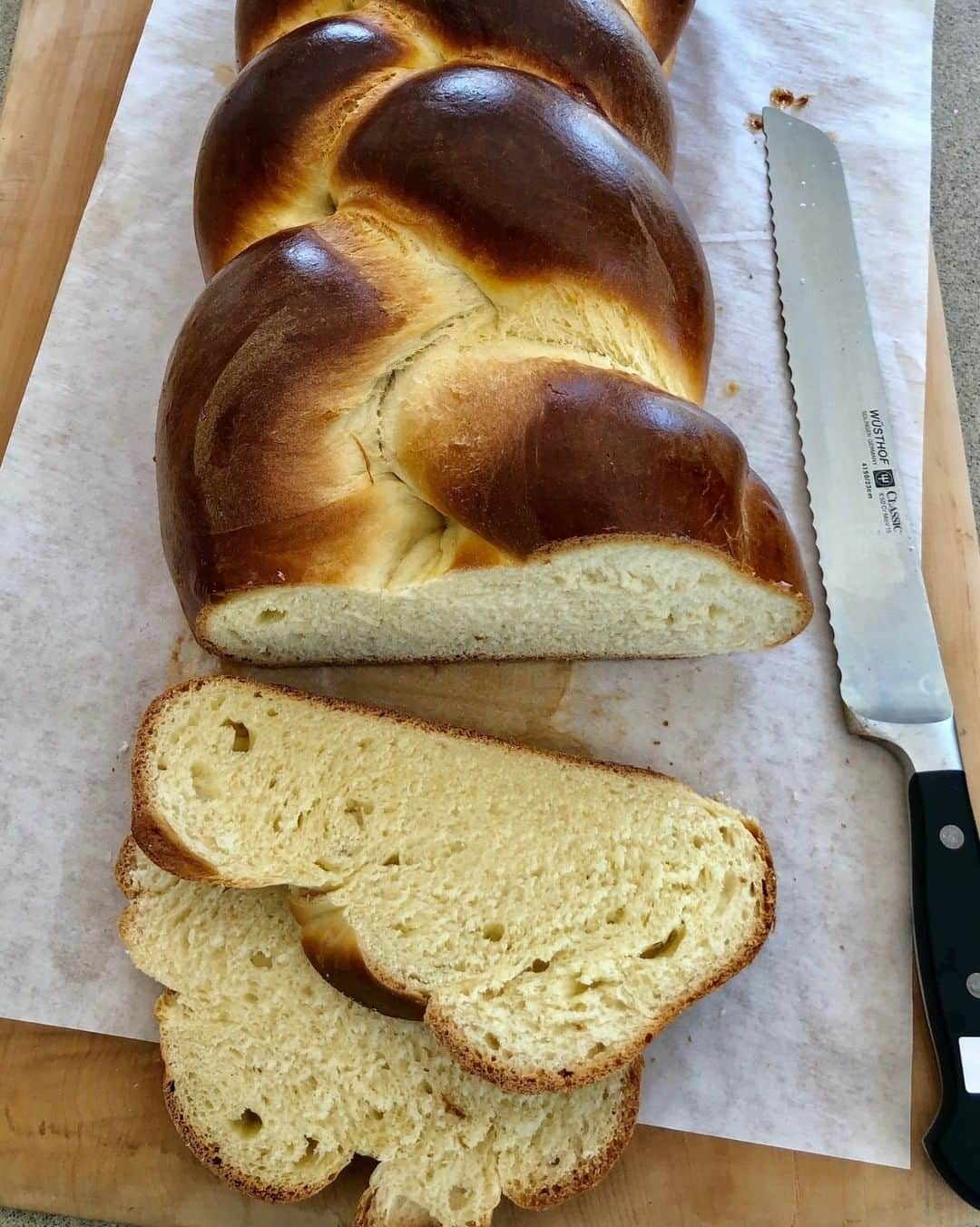 アイナ・ガーテンさんのインスタグラム写真 - (アイナ・ガーテンInstagram)「Even if you didn't grow up celebrating the Jewish New Year, these classic recipes are still so comforting and delicious. My Honey Cake has layers of subtle flavor from orange zest, coffee, spices, and - of course - good bourbon! Jeffrey loves this cake.  Also, Challah was one of the first things I ever made for him after we were married. It sounds complicated, but if you follow it step by step, you’ll have a beautiful homemade Challah!  Some tips for getting the menu ready ahead of time:  1. Bourbon Honey Cake - Make one day ahead, wrap tightly in plastic wrap, and store at room temperature. 2. Matzo Ball Soup - Make ahead and refrigerate, cover matzoh balls with wet paper towels, in a little chicken stock. 3. Brisket with Onions and Leeks - Make ahead and refrigerate for up to 2 days. Slice the cold meat, put it back in the pan, cover with foil, and reheat before serving. 4. Orange-Roasted Rainbow Carrots - Prep ahead and roast 20 minutes before serving. 5. Challah - Bake 1 to 2 days ahead. Allow to cool, wrap in plastic wrap, and refrigerate. Serve at room temperature.  How easy is that?? Xxx  Link in bio for the recipes! 📸 @quentinbaconphoto」9月12日 23時25分 - inagarten