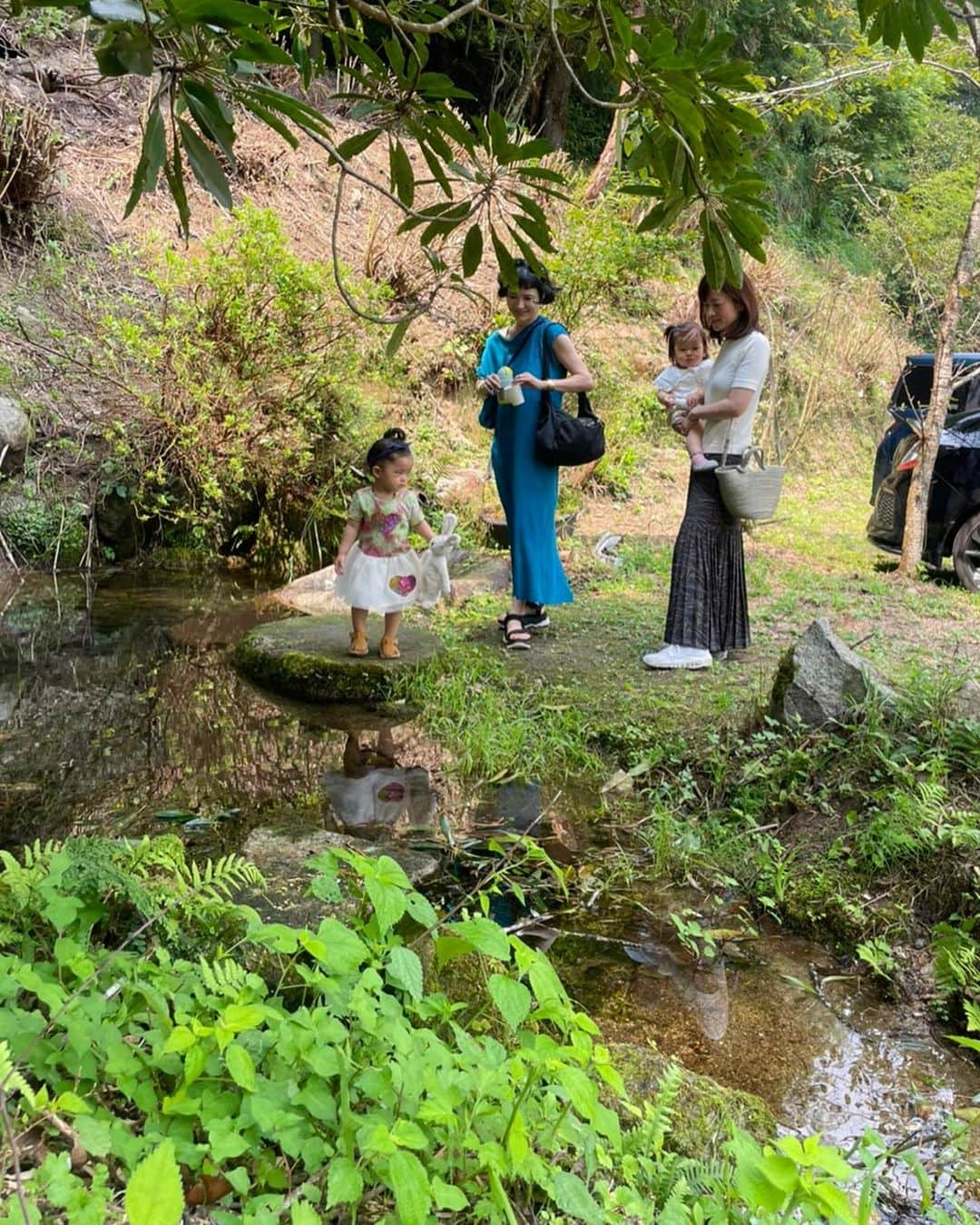 ノーマのインスタグラム：「Afternoon @ 三瀬 子連れ出張の帰りのフライト前に、またもや弾丸で佐賀県の三瀬村へ。私が子どもの時に母と通った村でもある🧚‍♀️  目的の場所へは辿り着けずやったけど、至る所に流れる三瀬の水の綺麗さに改めて感動！  木漏れ陽のお蕎麦も美味しかったなぁ。いつか、蕎麦連載をしていたほしさん（同じく佐賀出身）と三瀬で蕎麦歩きしたし。  4枚目は三瀬じゃなかけど（笑）同じく佐賀出身で私が18才の時からの付き合いとなるスタイリストの岡さん👗弾丸三瀬にも一緒に来てくれ空港まで付き合ってくれた🫶🏻  岡さんと朋子は好みや情報の系統、話すスピードも近くて、何だか2人が親戚みたいで嬉しかったなぁ🫶🏻  #佐賀 #三瀬 #子連れ出張」