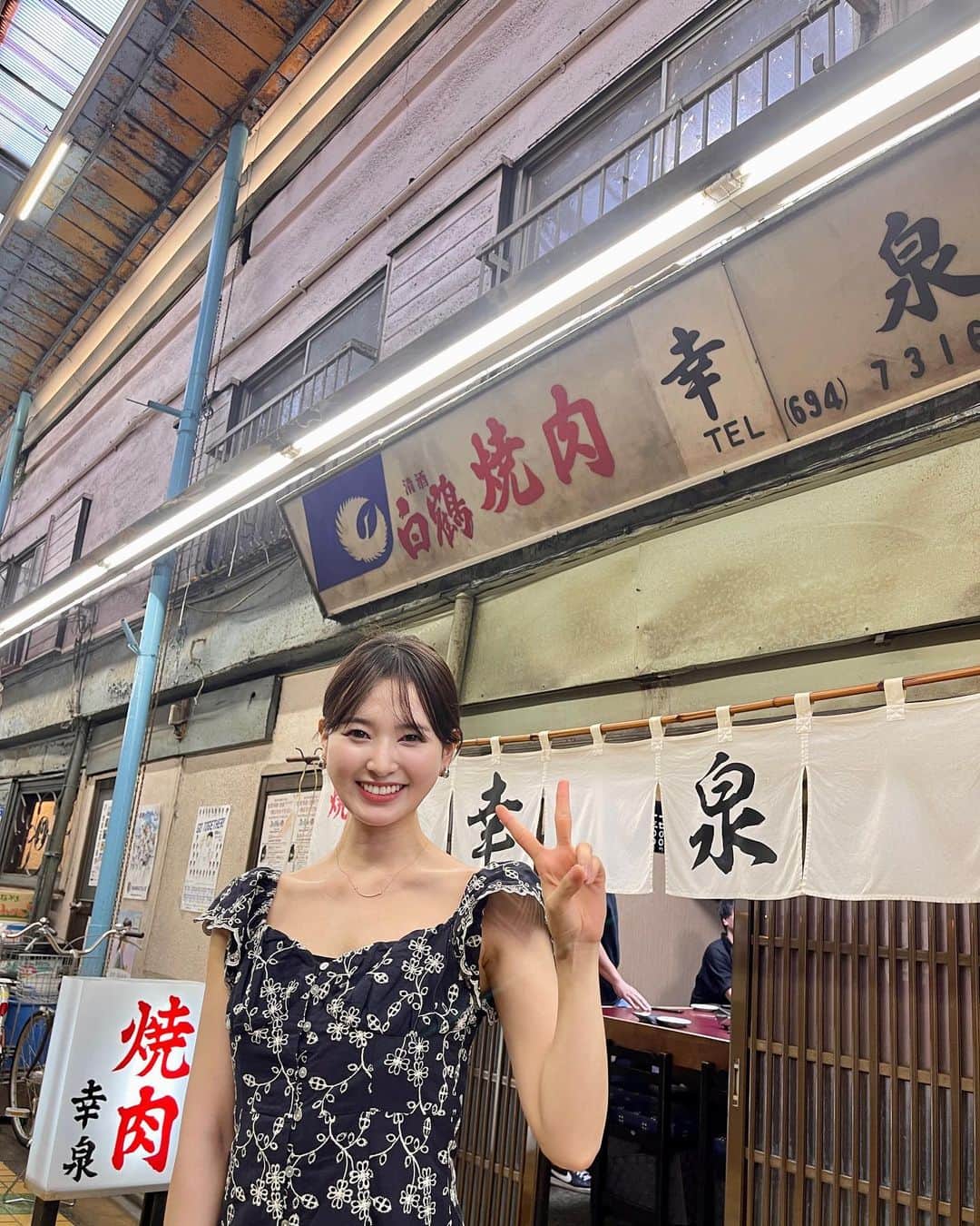 のインスタグラム：「The 記念写真ピース✌️笑  美味しい肉を求めて！  いざ！焼肉 『幸泉』へ！！ （今日の予定はコレでした）  初めて降り立った京成立石。 降りた瞬間、異世界が広がっており雰囲気がとても良かったです。  店主さんのお人柄も本当に素敵で美味しいお肉もさらに10倍美味しく感じました。  ごちそうさまでした♡  予約困難になってるみたいで、、、 来年の9月予約入れちゃいました🫡 誰か一緒に行きましょう！笑笑  #焼肉 #焼肉幸泉 #幸泉 @yakiniku.kousen」