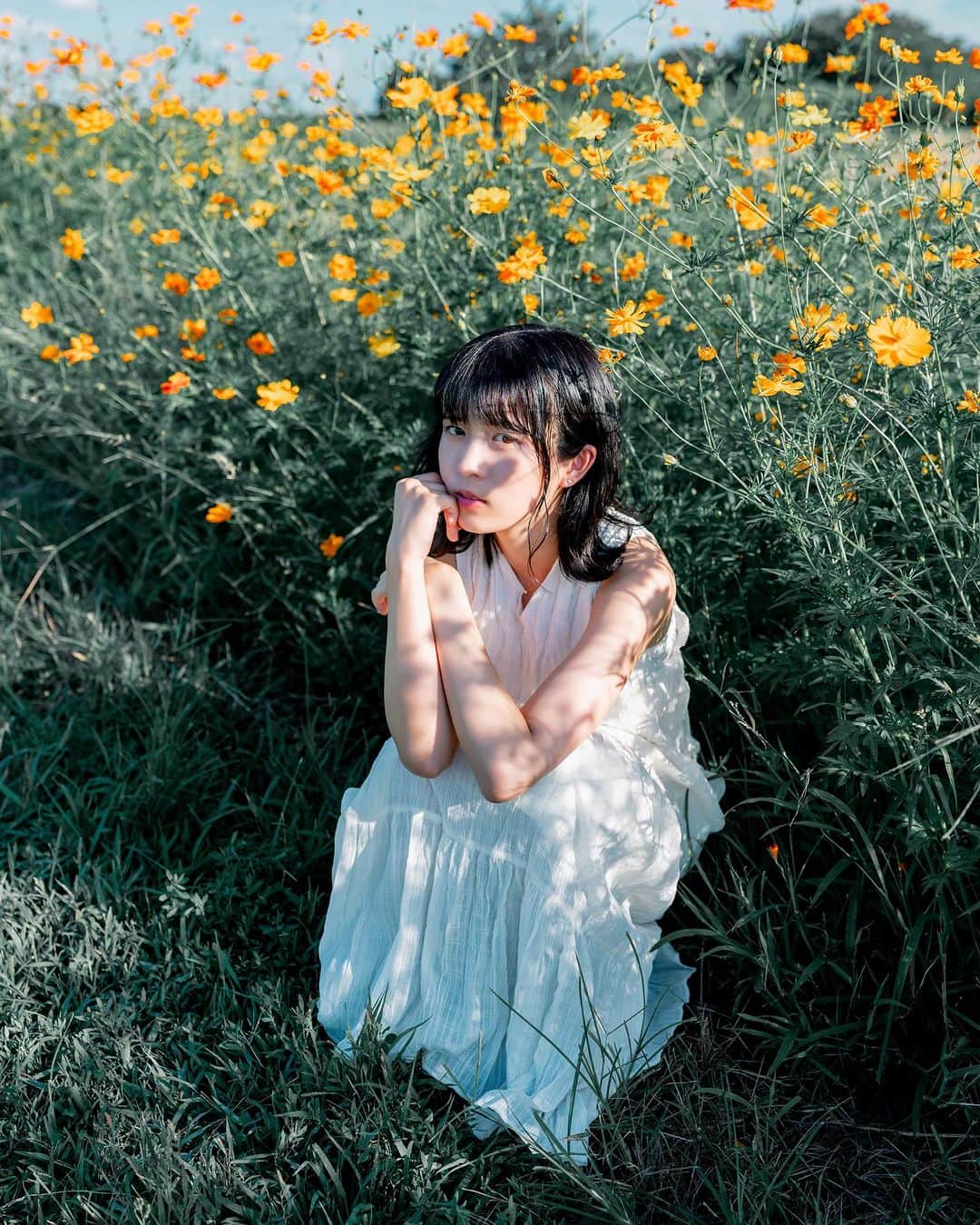 shabonのインスタグラム：「* . . . . . こんなに暑くても少しずつ 秋はやって来てるのかな🤔🌼 . model : @natsumiangle._  . . FUJIFILM GFX50S II /  GF45mm F2.8 R WR . . . . . . *」