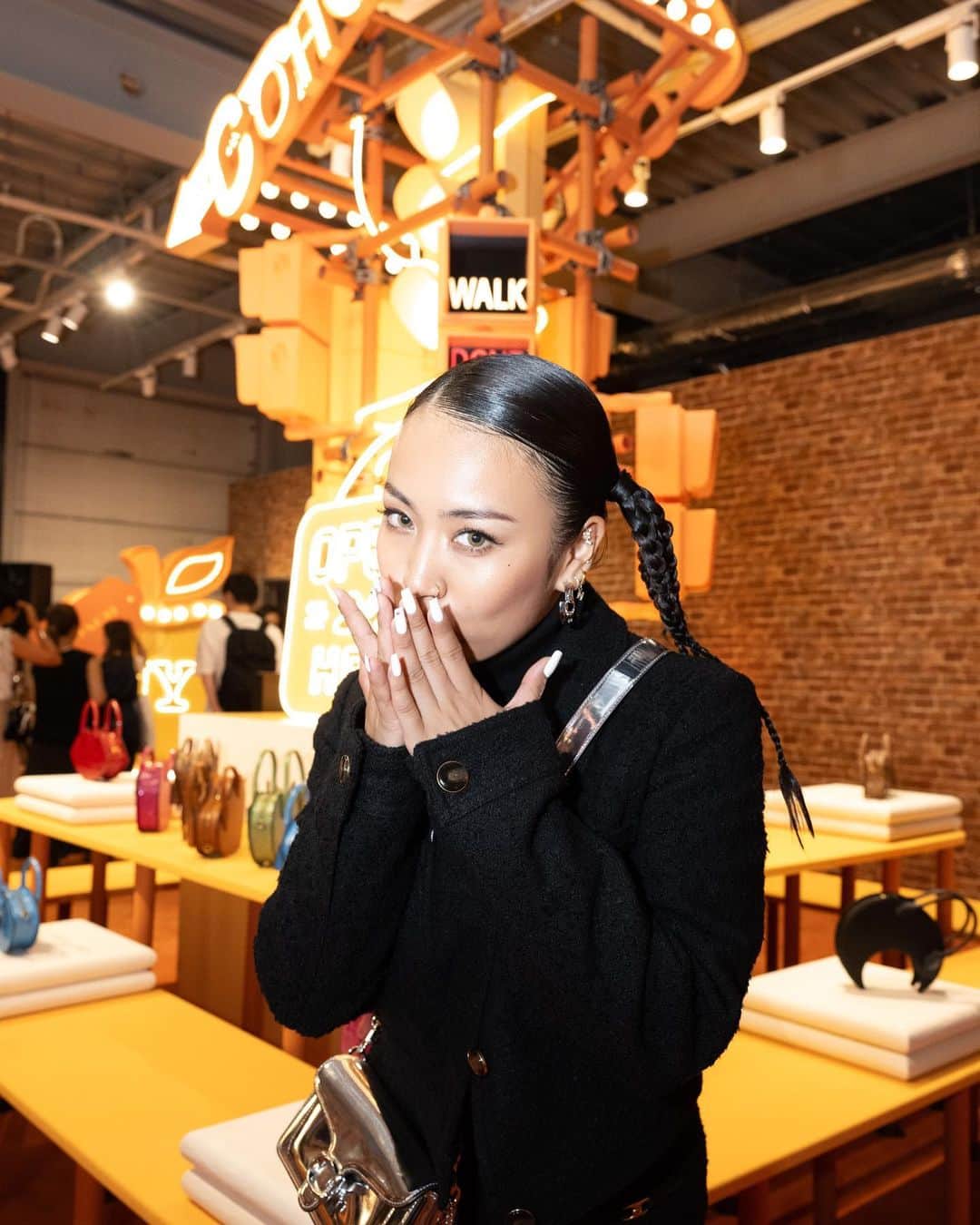 RIEHATAのインスタグラム：「"WEAR YOUR SHINE" ✨💎  心もときめく、気持ち輝くもの着よ！ @coach_japan   POPUP STORE 〜9/24まで🧡☕️🏃‍♀️」