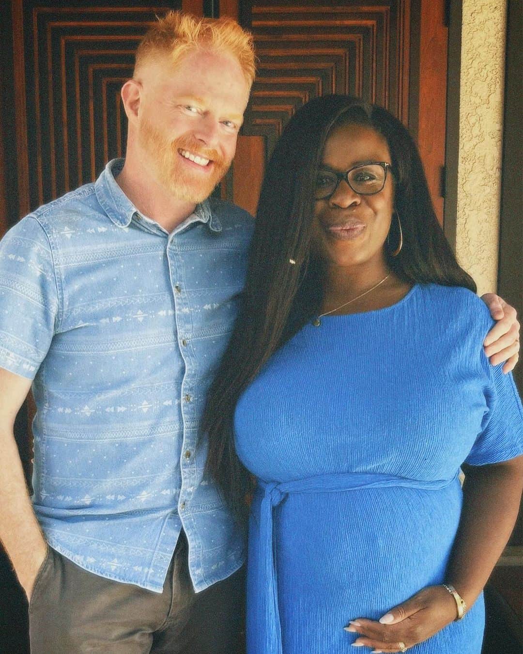 ジェシー・タイラー・ファーガソンのインスタグラム：「Well, would ya just look who it is! Yuuuup, it’s THE @uzoaduba, y’all 🫶😍 This week on my pod, Dinner’s on Me, we head to @thefrontyardla in LA—and let me tell you, we did not hold back on ordering their hummus and crudité. It was truly a delight. On this ep, Uzo tells me all about growing up in a Nigerian household in the suburbs of Boston, her theater roots and being in awe of Cate Blanchett. Head to my bio now to listen and I hope you enjoy! (This episode was recorded on June 22, 2023.)」