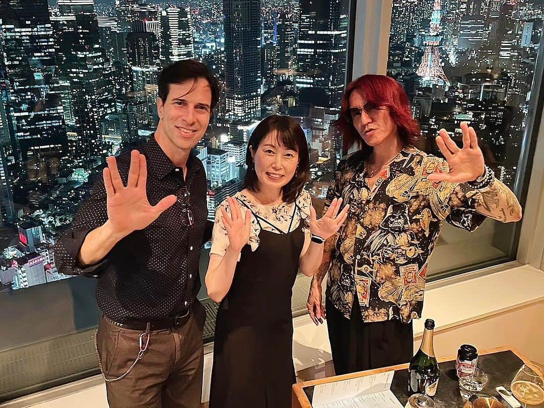 SUGIZOさんのインスタグラム写真 - (SUGIZOInstagram)「宇宙の日。 宇宙飛行士を囲んで宇宙マニアの会。 宇宙的至福の夜🪐  #宇宙の日 #山崎直子 #パックン #Patrick Harlan #SUGIZO」9月12日 23時35分 - sugizo_official