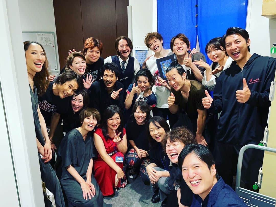 上山竜治のインスタグラム：「世界で今日しかない、初演初日が無事に終わりました。  カーテンコールでは、決して派手なミュージカルじゃないのに、スタンディングオベーションで、海外のように、ブラボーの声を沢山頂き、こんなカーテンコールは初めてかもしれない。  開けてみなきゃ僕たちも分からない、お客さんはもっとわからない中でこのような反応を頂けたこと、お客さんの心に届いたこと、心から嬉しく思ってます。 9月23日(上山は22日まで)までなので、チケットはお早めによろしくお願いします。  『アンドレデジール最後の作品』誕生おめでとう！  明日は別チームの初日です！  #アンドレデジール」