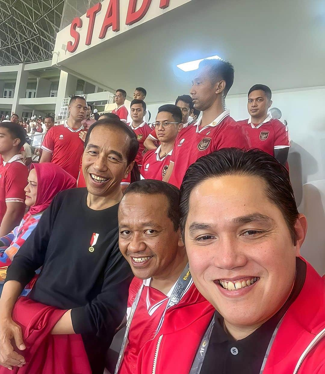 エリック・トヒルさんのインスタグラム写真 - (エリック・トヒルInstagram)「Dari bangku penonton menyaksikan Timnas Indonesia cetak sejarah baru 🇮🇩  Selamat bertanding di Piala Asia U-23, Garuda! 🦅」9月12日 23時36分 - erickthohir