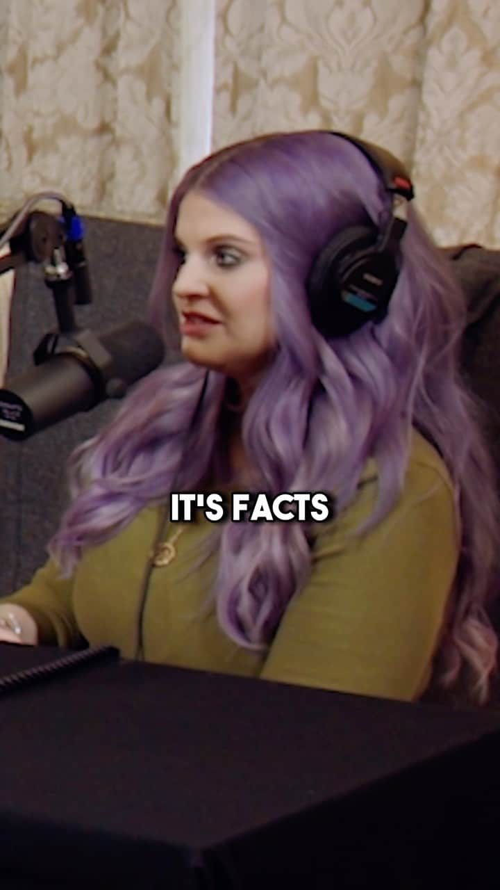 ケリー・オズボーンのインスタグラム：「IT’S FINALLY HERE. Tune in for all things Osbourne. First episode has dropped and TRUST ME you don’t want to miss it! You can find us anywhere you binge your favorite podcasts- YouTube, Rumble, Spotify, Apple and more!」
