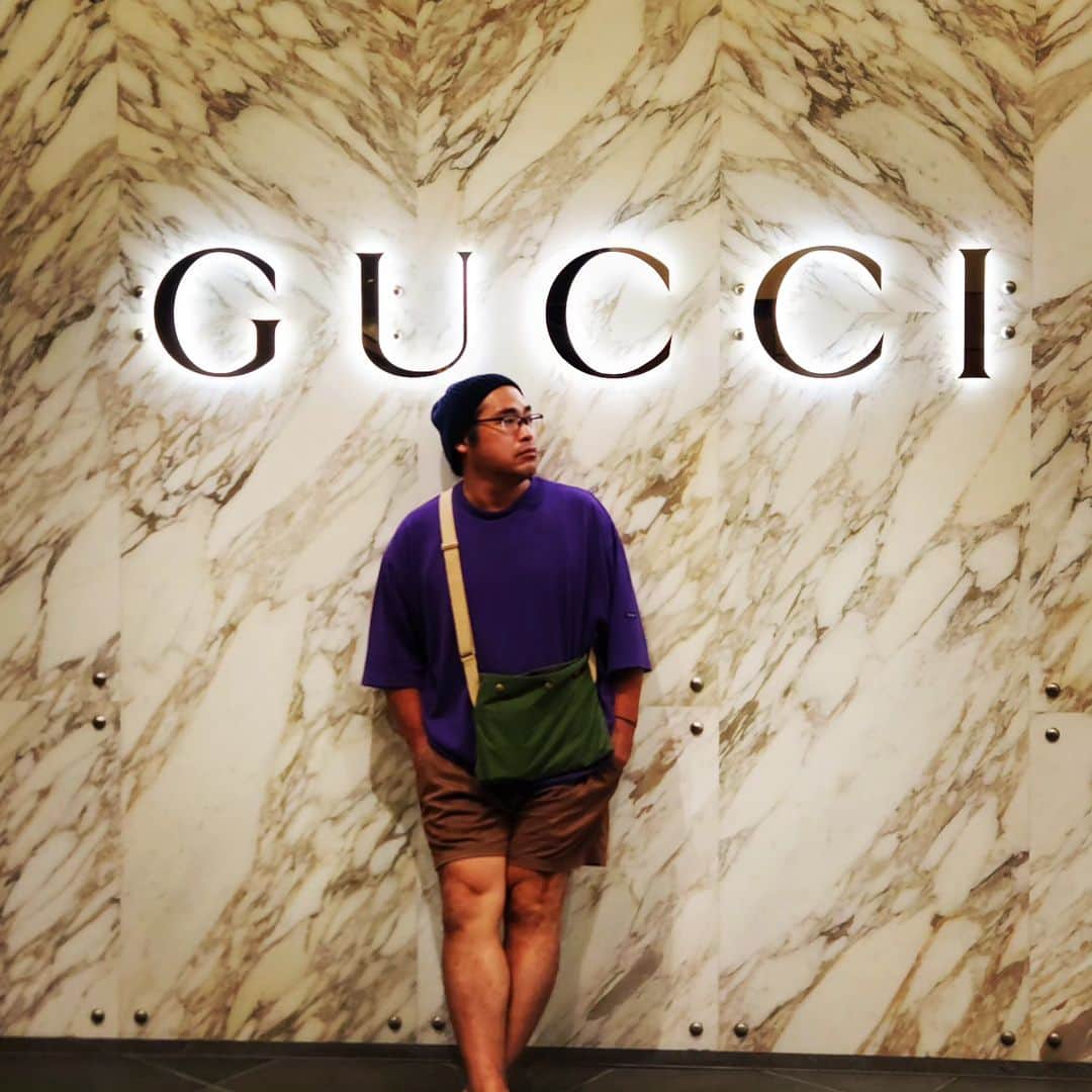 中岡創一のインスタグラム：「ハイブランドと中岡  GUCCIがあったから  ロッチは写真を撮りました  ただそれだけ  それだけでこれ  #中岡ウザいただそれだけ #中岡は買う勇気ないくせに写真とるな #中岡を見て嫌な気分した人多数 #でも看板だけでもかっこいいな #いいねもらっとけ」