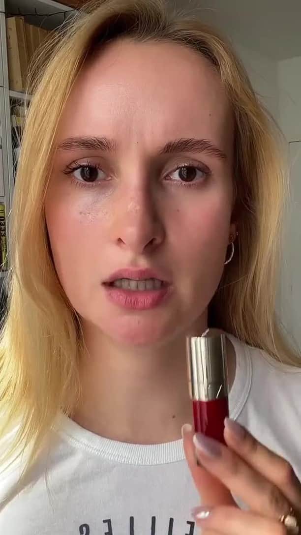 Clarins Middle Eastのインスタグラム：「@juliediemaus تعطينا رايها ف لون cherry من زيوت ليب كومفورت🍒⁣ ⁣ متوفر في بوتيكات كلارنس ومتاجرنا الالكترونية (الروابط في البايو)⁣⁣⁣⁣⁣⁣⁣⁣⁣⁣⁣⁣⁣⁣⁣⁣⁣⁣⁣⁣⁣⁣⁣⁣⁣⁣ ⁣ @juliediemaus gives her hot take on the Cherry shade from our Lip Comfort Oil collection 🍒⁣ ⁣ ⁣Available at Clarins boutiques and on our e-stores (links in bio)⁣⁣⁣⁣⁣⁣⁣⁣⁣⁣⁣⁣⁣⁣⁣⁣⁣⁣⁣⁣⁣⁣⁣⁣ ⁣ #Clarins #ClarinsME #LipComfortOil #Skincare #ClarinsMakeup #كلارنس #العناية_بالنفس #زيت_ليب_كومفورت #مكياج #مكياج_كلارنس」