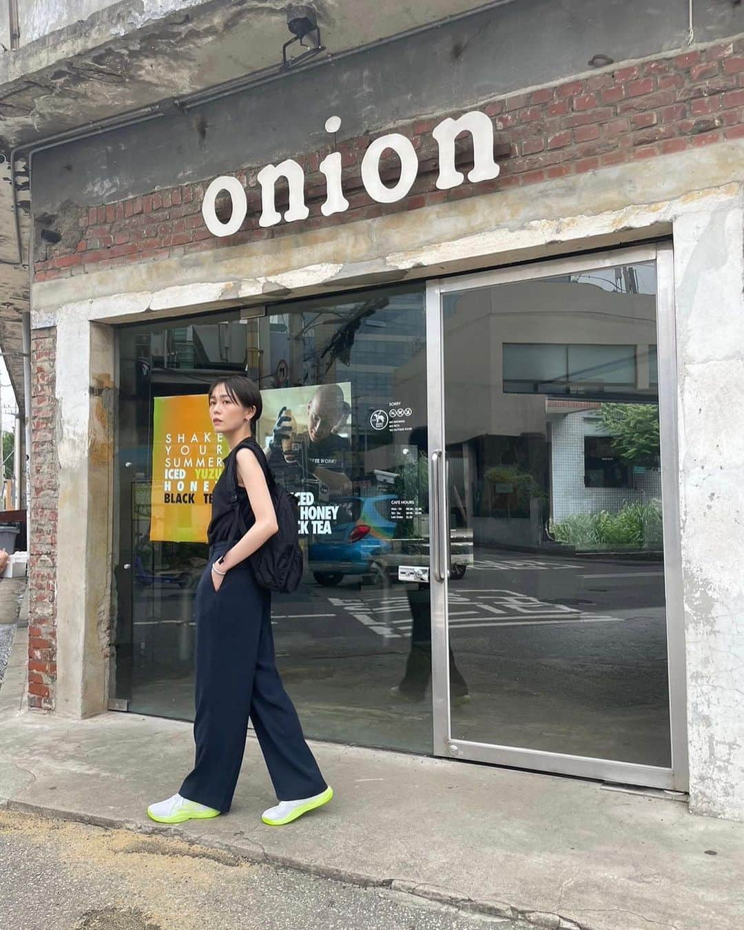 平野マユさんのインスタグラム写真 - (平野マユInstagram)「ずっと来てみたかった @cafe.onion  ここで購入したオレンジ色のトートバッグは、普段モノトーン多めな私服のいい差し色になってくれている🍊」9月12日 23時56分 - mayu_hirano