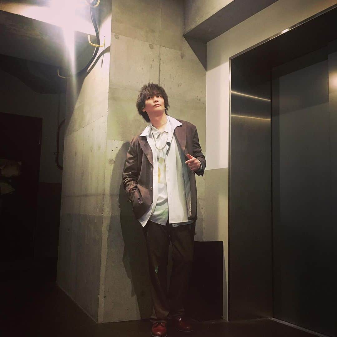 浅沼晋太郎のインスタグラム：「「MAXSIX 15th Anniversary 『THE SHOW』」終幕いたしました！  47歳にして人生初のランウェイ。応援に駆けつけてくださった方々、お花をくださった方、とてもとても嬉しくて、とてもとても心強かったです！本当にありがとうございました！  始まってしまえば思いのほか緊張せず、なんだかあっという間でした。どうやら僕、楽しんでたみたいです。あ、そうだ。数日前「 #若きベルデルの悩み 」にお越しくださった皆さん、 #天津向 さん、 #こりゃめでてーなこう大 さん、 #セブンbyセブン享奈緒 さん。ちゃんとやりましたよ、カードの指令！褒めてください！  最後の写真は、素敵で光栄な機会をくださったデザイナーの #MIKIOSUZUKI さんと、とんでもなくカッコいいドラムを叩いてくださった #THEORALCIGARETTS の #中西雅哉 さん、素晴らしいMCを努めてくださった #DJTARO さんと、アフターパーティーで1枚。  しかし…分かってたことではあったけど、モデルさんて言葉出ないくらいカッコいいね、ほんと。  #YMADE #ONEMADE #maxsix #VeatsShibuya」