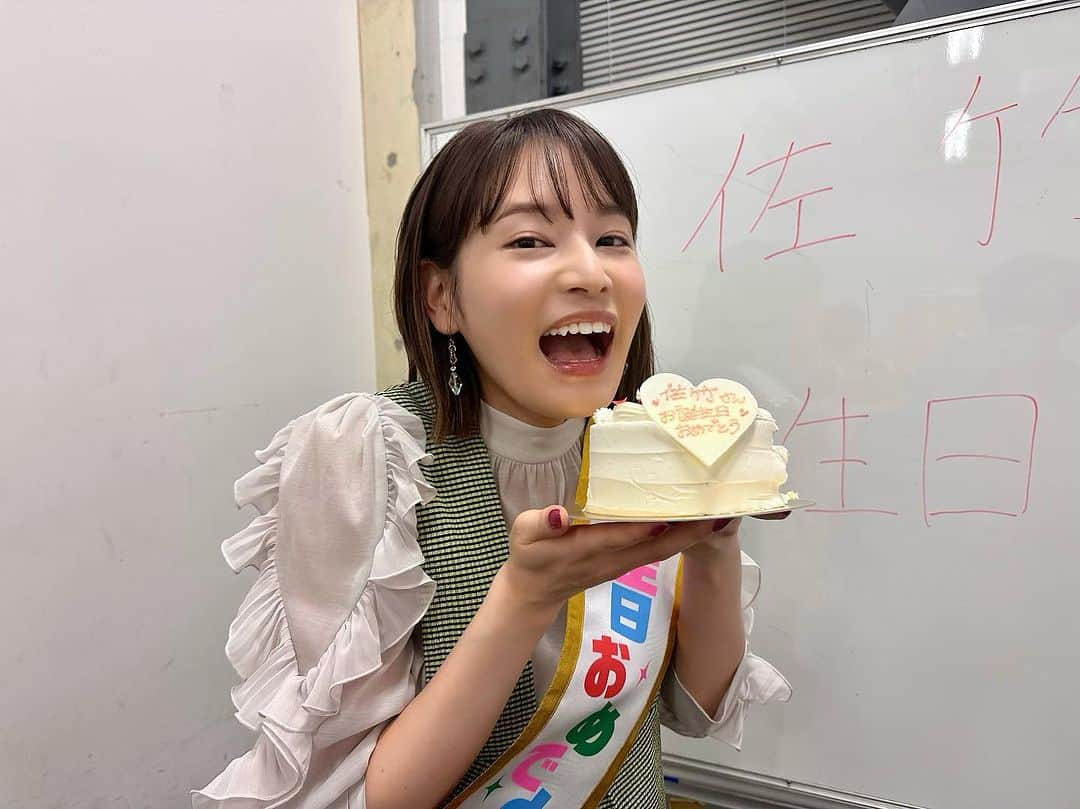 佐竹美希さんのインスタグラム写真 - (佐竹美希Instagram)「9/12 0:00🎂 箕輪さんと私の誕生日は、 YouTubeのドッキリ企画からスタート！  新番組のキクテレミルラジ265で いつも楽しく共演させていただいてます☺️  金魚番長さんは、 芸歴５年目までの芸人さんが出場できる 「UNDER5 AWARD 2023」で 1800組の中から見事優勝した、いま大注目のコンビです✨  「金魚番長ちゃんねる」ぜひご覧ください！！  #キクテレミルラジ265 #BSよしもと #吉本興業 #吉本興業東京本部 #金魚番長 さん #金魚番長箕輪 さん #金魚番長古市 さん #youtube #ドッキリ #誕生日 #BSよしもとアナウンサー #アナウンサー #佐竹美希  #そういえば髪切った」9月12日 23時51分 - miki_stk