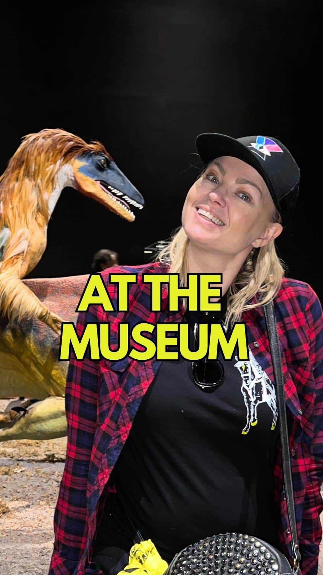 イリナ・ヴォロニーナのインスタグラム：「So many things to see 🦕 #dinosaurs #museum #comedy」