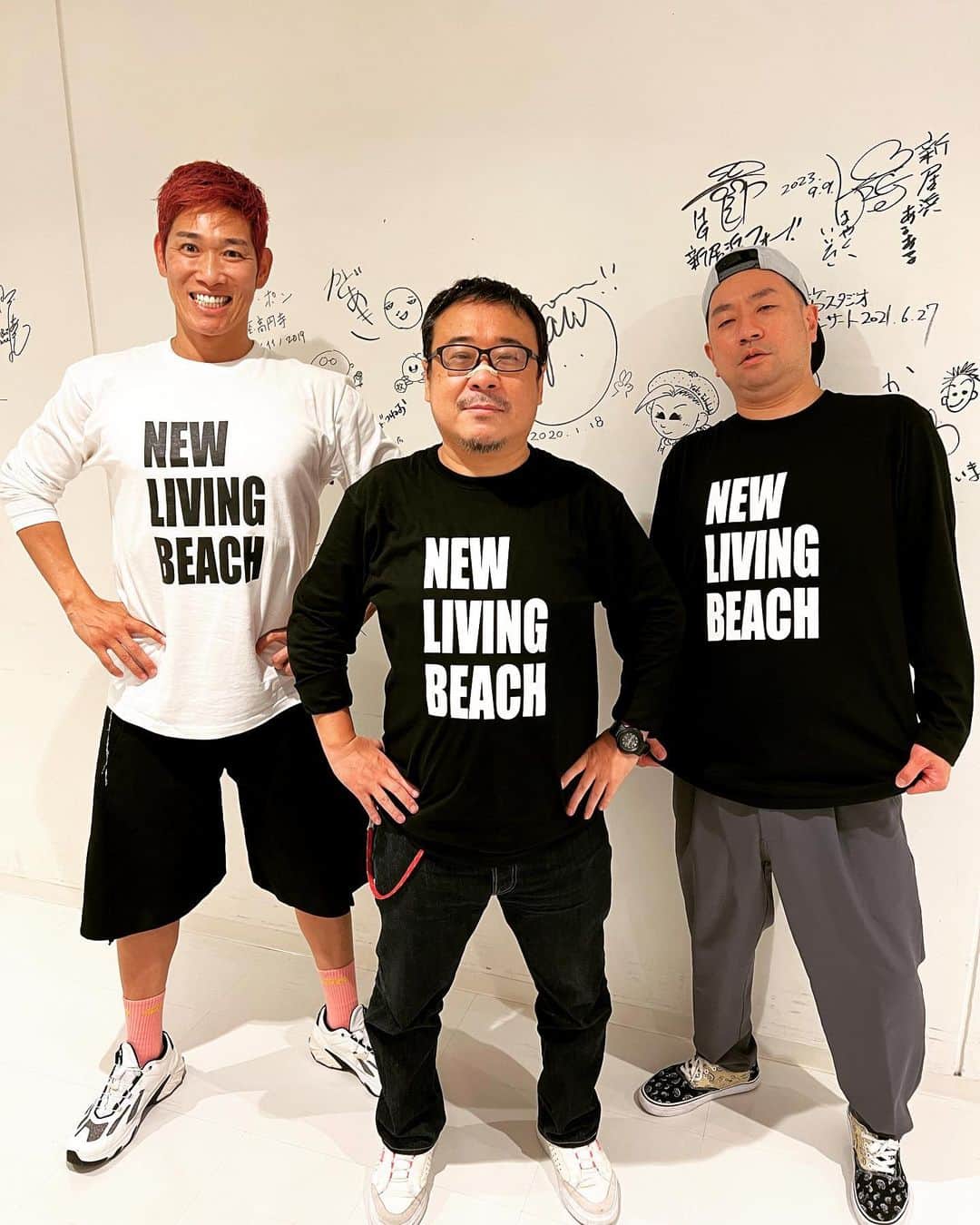 レイザーラモンHGのインスタグラム：「レイザーラモンの恩師は沢山いますが、1番は間違いなくバッファロー吾郎さん！今回はA先生が手がけるTシャツのイベントが愛媛県新居浜市にある「あかがねミュージアム」で開催され、ゲストに呼んでいただきました！ 大阪時代、バッファロー吾郎さんのイベントTシャツを着ることは芸人にとってのステータスでした！地域限定の新NEW居LIVING浜BEACH  Tシャツ最高フォー！！」