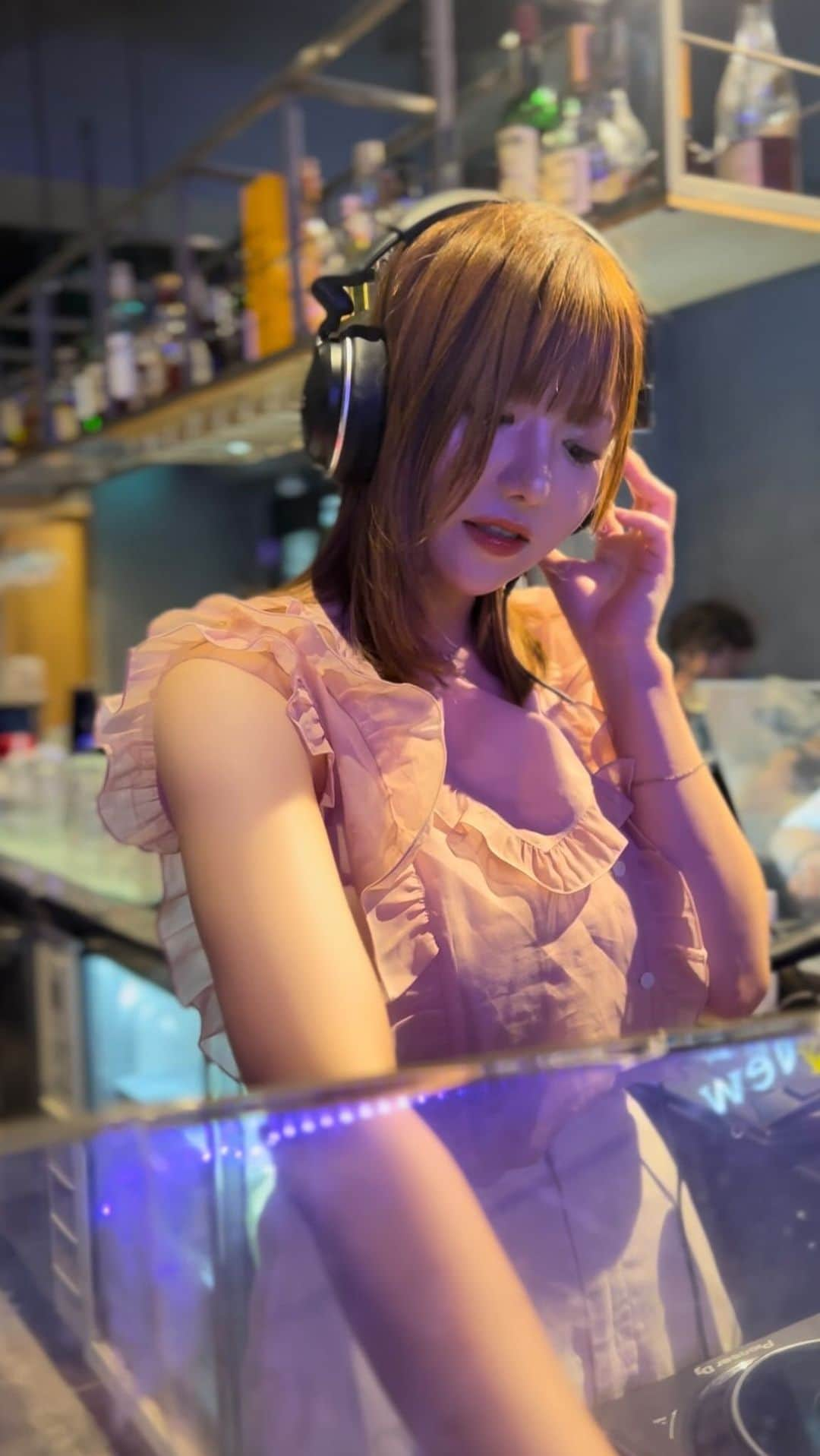 藤崎里菜のインスタグラム：「DJデビューした日🎧  この動画は観に来てくれた ファンの方が撮ってくれました！ 画質キレイ✧  ロングver.は YouTubeにアップしたよ🤍🫧  ｡.୨୧⌒⌒⌒⌒⌒⌒⌒⌒⌒⌒⌒⌒୨୧.｡  次のDJ出演は 　9月17日(日) 　六本木のMEZZO TOKYOさんです⑅⃛  直前の告知だけど 予定が合えばぜひ🥹✨  エントランスで 『DJ RiiiNA(リーナ)のゲスト』って伝えてね⑅  1000円で会いに来れます！  #DJ #DJデビュー」