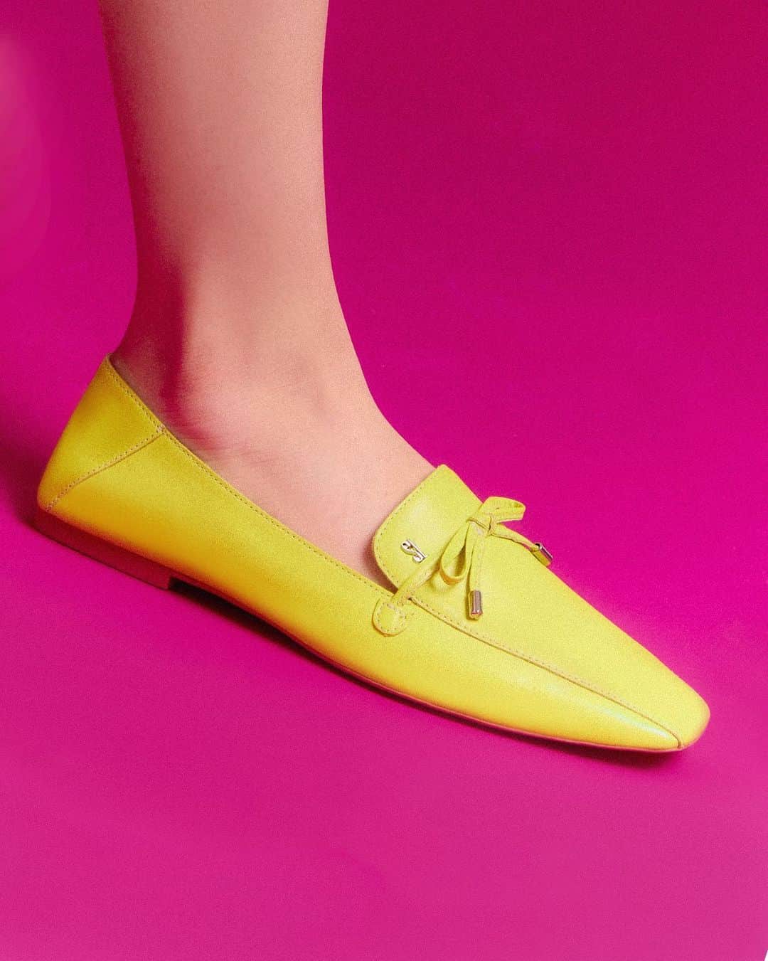 Santa Lollaのインスタグラム：「O loafer confirma que é possível adicionar uma pitada trendy ao office look. O shape atemporal é editado em cores vibrantes para imprimir um visual elegante e moderno on point. Como você usaria o seu? [ 0504.3726.02E7.02B8 | R$189,90 ] #santalolla #santalollaverao24 #comfy」