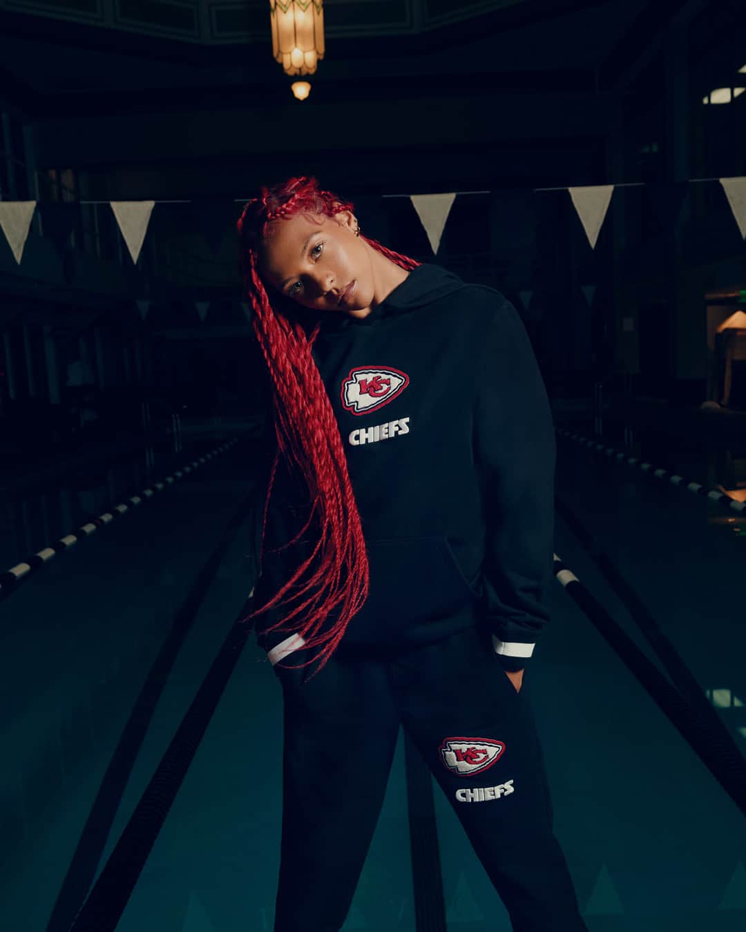 ニューエラ・キャップのインスタグラム：「New Logo Select styles are here. Elevate your outfit with jackets, crewnecks, and more in a classic black design. Select MLB and NFL teams are available now at the link in our bio.」