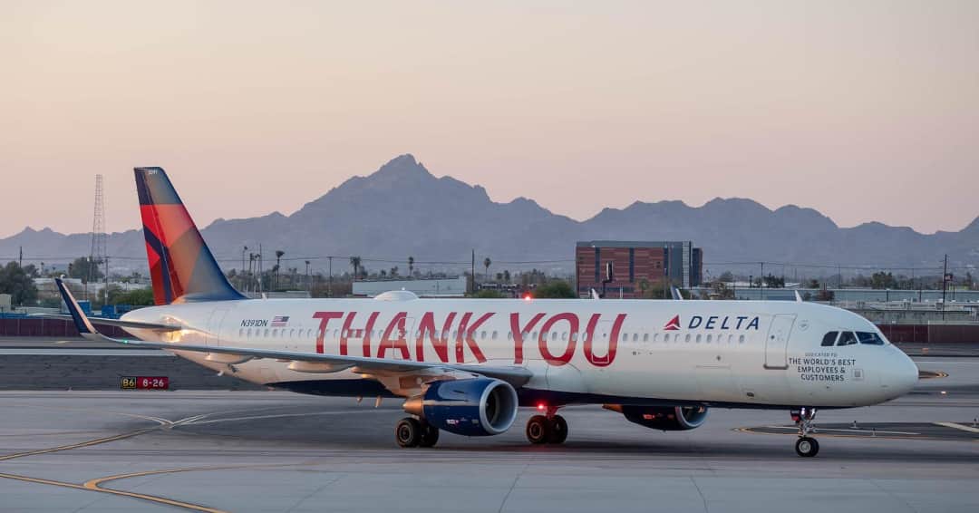 デルタ航空のインスタグラム：「Fit check 🗣⁣ ⁣ Photos: @travelingspotter, @flyingfahans, @thompatterson, @aviation_lewis, @kass07300」