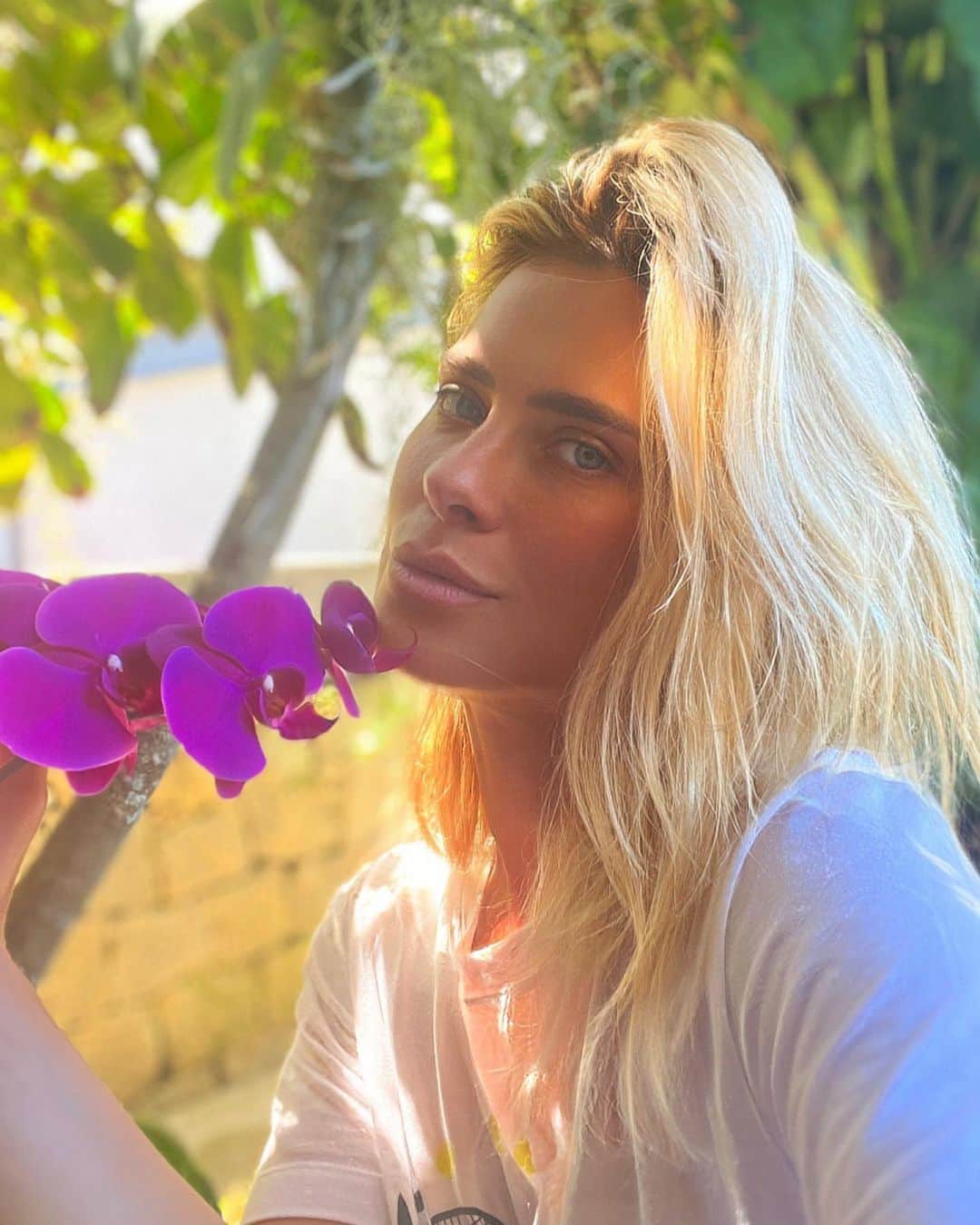 カロライナディークマンのインスタグラム：「quem mais fica animado  só de ver a casa florindo com a primavera chegando???  incrível como todas as flores desabrocham ao mesmo tempo…  a natureza é o mistério de Deus  🌷」