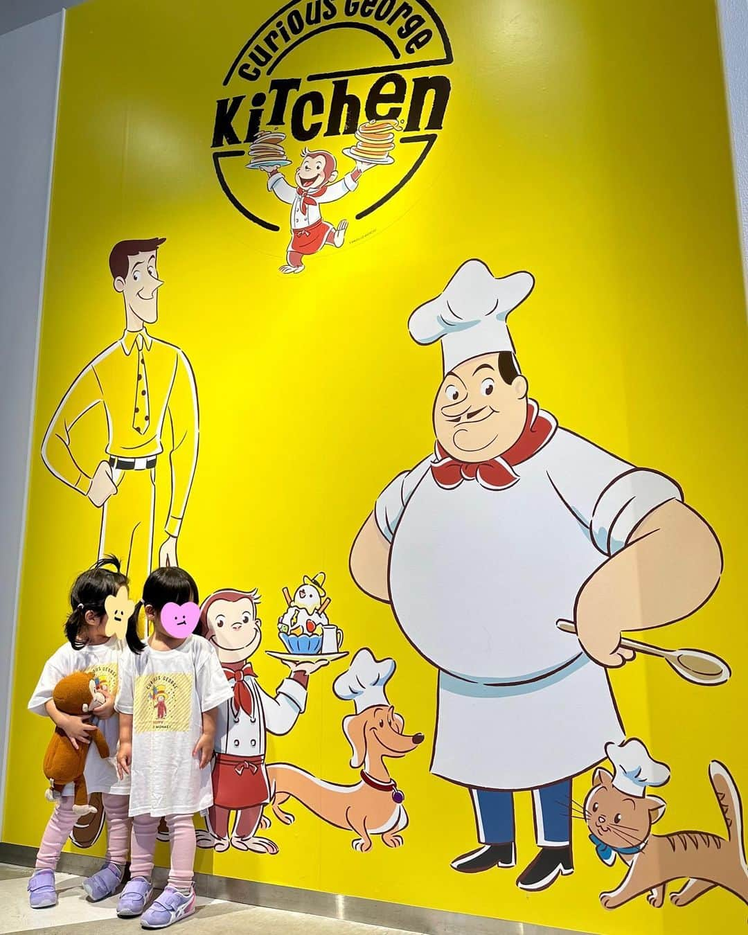 大山加奈のインスタグラム：「. ジョージ大好きなふたごたち🐒💓 今年も行ってきました 【Curious George Kitchen】 . ジョージのTシャツに ぬいぐるみにバッグに… ジョージまみれで参戦🐒🐒 わたしたちがお店にいた時間は　 こんなガチめな感じのファンの方は いませんでした🤣 . わたしもすっかりジョージにハマっているし なにより黄色い帽子のおじさんを崇拝しているので… 笑。 子どもたちより母の方が テンション上がっていたかもしれません🤣 . . 今年も行けてよかったね☺️✨ 来年もどこかでやるかなぁ🐒 . . #CuriousGeorgeKitchen #おさるのジョージキッチン #おさるのジョージ部  #双子#twins #ツインズ#双胎#双子出産 #双子育児 #ddtwins #dd双胎#多胎育児 #2歳双子#2歳児とお出かけ」