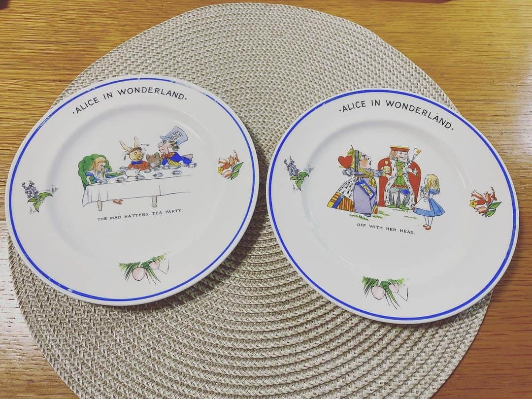 田添菜穂子のインスタグラム：「I bought these dishes in British market yesterday. These are made in 1910〜1930 by Hammersley, (The factory was sold to Spode in 1970s） I am really glad to have these. After 100 years, the factory never thought Japanese family owned these!! While I was staying in the UK this summer, my friend, Katie told me that the real Alice’s grave （Alice Liddell’s）was in New Forest where I passed through the other day!  英国展で出会ったのは、こちらのアンティークのお皿。 不思議の国のアリスのジョン・テニエルの挿絵入り、ハマースレイの1910〜1930年代のもの。100年前、このお皿が日本にもらわれていくなんて、作った人たちも思わなかっただろうなあ。色付けも鮮やかで、今朝もスコーンをこのお皿に載せてうっとり見てました。  もう一枚の写真は、不思議の国のアリスの本物のアリスが眠る街。 著者のルイス・キャロルはお友達の娘さんのアリス・リデルを主人公にした本を書いて本人にプレゼントして、評判がよかったから、出版して、今のように世界中に知られることになったのですが、そのアリス・リデルのお墓があるのが、私が夏に滞在したケイティのおうちの近くで、車で通りました。ニューフォレストという場所で、景観保護地区なのでステキな街並み。住む方は規制があって大変らしいけど。  あとは、息子の夏休みの宿題がアリスを英語で読むというものだったので、音読を隣で聞いてたら、懐かしくなったんですよね。アリスに呼ばれた夏だったなあ。  #不思議の国のアリス #英国展 #英国展2023 #ハマースレイ #アリスリデル #aliceinwonderland #hammersley #aliceliddell #newforest」