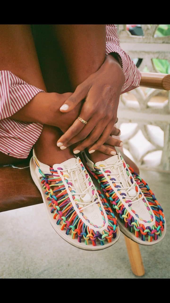 キーンのインスタグラム：「Fashionista and @projecttsehigh founder, @gracemahary , absolutely rocks the Targhee Chelsea Boot and Uneeks 😍  We’re in awe of Grace and how she is fighting for a more sustainable and equitable future! 🔆  #KEEN #KEENUneek #KEENTarghee」