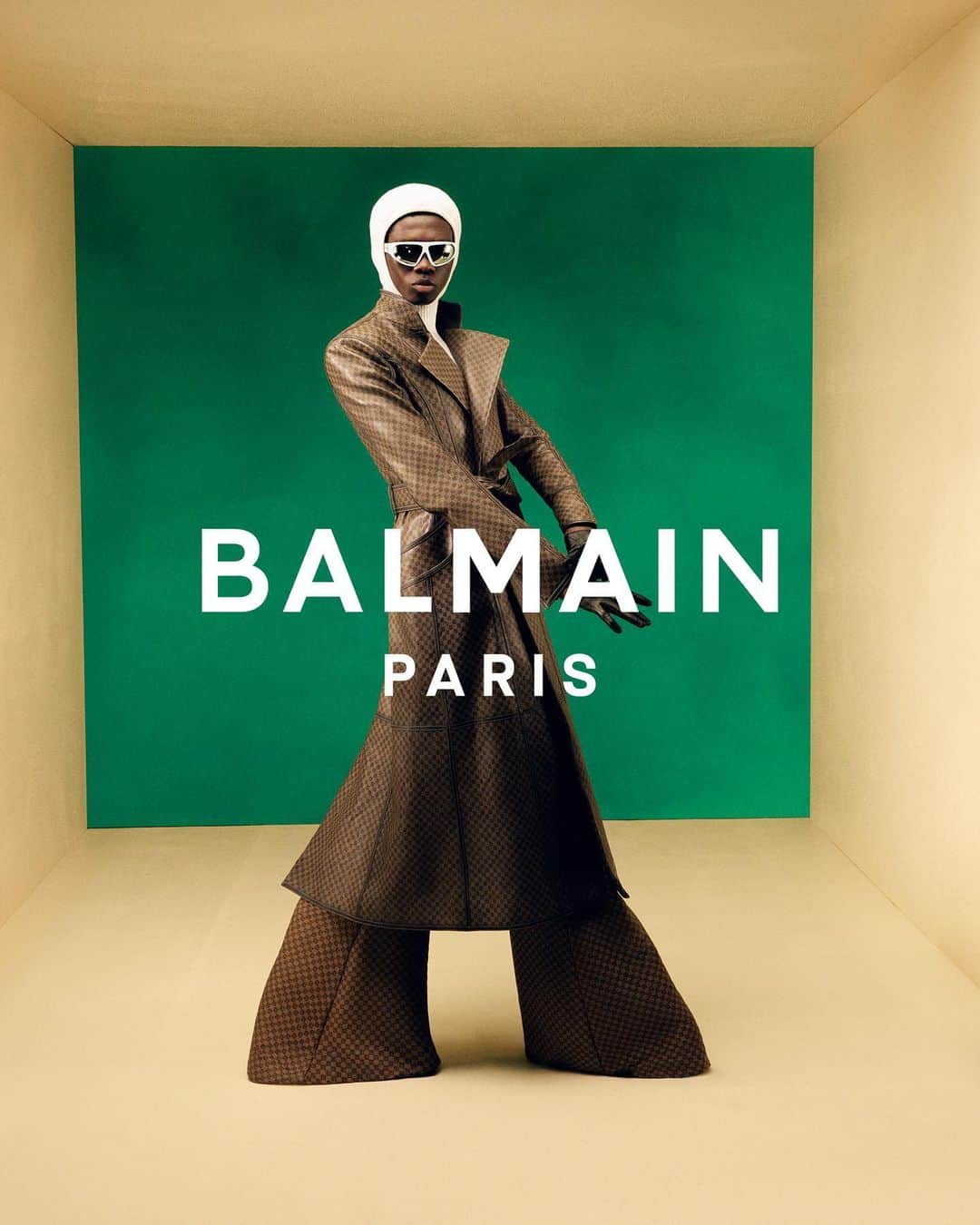 のインスタグラム：「BALMAIN FALL/WINTER 2023 MEN’S “A resurrected style must be adapted to the present.” -Pierre Balmain.   The sleek style of the Balmain man takes on an intriguing, artistic dimension for the Balmain Fall-Winter 2023 Menswear campaign shot by @thibautgrevet. The visionary photographer fuses the bold graphic codes of today with the house’s legendary savoir-faire, revisited by  @olivier_rousteing for this collection.   #BALMAINFW23  Creative Director: @olivier_rousteing Photography: @thibautgrevet Hair: @evaniefrausto @streetersagency Makeup: @iamjamalscott @artpartner Set Designer: @philipphaemmerle Casting: @bitton @establishmentny Exec Production: @nowopentv Models: @ottawakwami @jeehoonbae」