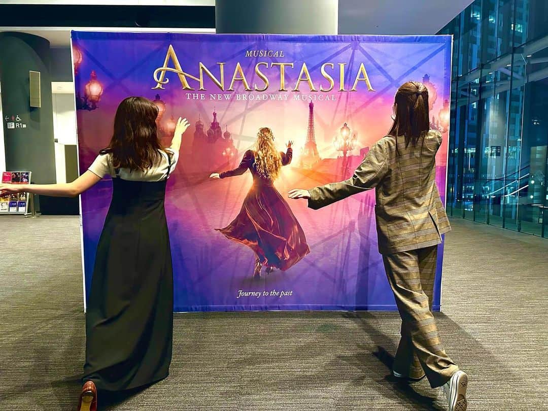 葵わかなのインスタグラム：「． 「ANASTASIA」 初日！ 無事に開幕しました。  キャスト、スタッフさん、そして待ち望んでいてくださっていたお客様、みんなの想いを感じた日でした。本当にありがとうございます！  ここから大千穐楽まで旅が始まります。 この時間をひとつひとつ大切にしながら進みたい、後悔のない道を歩きたいと心に誓う事ができた、本当に素敵な夜でした。  明日から、それぞれのキャストの初日が続きます！ みんなで駆け抜ける最後の日まで応援してねー！ よろしくお願いします☺️  みなさんこれで写真撮りました？ ぜひ撮ってくださいね😆 はるーニャと。 劇中でこのポーズを再現しているところがあるんだけど、それもぜひチェックしてみてほしいなぁ☺️笑  #ANASTASIA」