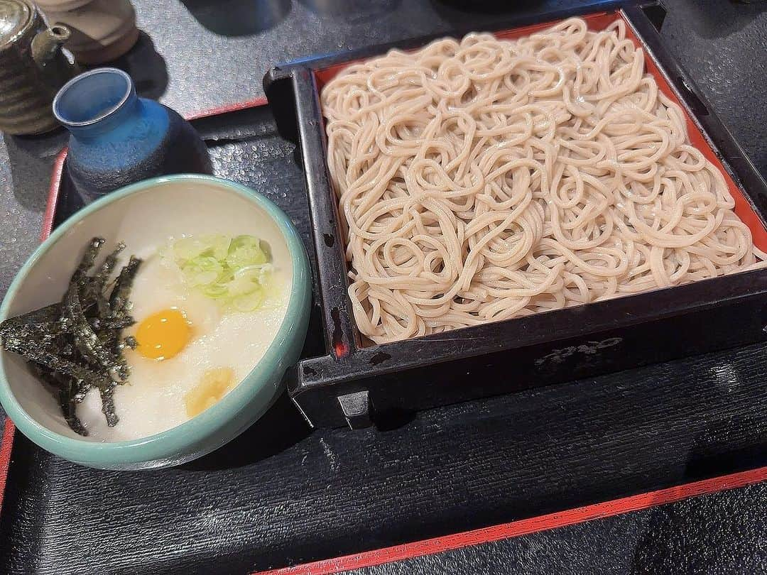 釘町みやびさんのインスタグラム写真 - (釘町みやびInstagram)「✈️  北海道から昨日帰ってきました！ 今日から少しずつレポート書いていこうと思います☺️  ただ、写真が1投稿10枚までなので とりあえず一日目のお昼まで✍🏻  ．  今回は祖父母の喜寿祝いの旅行だったので 実家愛知にあるセントレアから乗りました✈️  久しぶりに行ったけど、空港って楽しいよね〜☺️  ままと安定のガチャガチャして 早くも仲間という名の荷物を増やしてから出発。笑  飛行機のひゅん！ってなるの大好きなので とても楽しく北海道までひとっ飛びしました✈️  まずは予約でいっぱいのお蕎麦屋さんへ！ お腹を空かせて行く予定が、 弟とパーキングでソフトクリームをペロリ🍦笑  なんだこれ〜🫨🫨🫨 ってくらいに濃厚で美味しかったなぁ… また食べたいなぁ…  お蕎麦もめちゃくちゃに美味しくて、 サービスで蕎麦アイスも出してくださって、 アイスって何個でも食べれちゃうな〜って思いました◎ アイスって最高だよね…！   そのあと人力車に乗る祖父母を見送り、 コロッケを食べ…メロンスムージーを飲み…  食べてばっかりじゃないか😂💗💗  そんな一日目、 札幌=小樽の半日レポートでした！ 後半はまた…✍🏻  ． ．  #家族旅行  #北海道  #北海道旅行  #北海道グルメ  #小樽  #小樽観光  #小樽カフェ  #札幌  #札幌グルメ  #ちいかわ  #ガチャガチャ  #ひょっこり  #サンダル  #足指  #食いしん坊  #食べ歩き  #食べるの大好き  #hokkaido  #travel  #japanesefood  #cafe  #delicious」9月13日 0時08分 - miyajyaga382