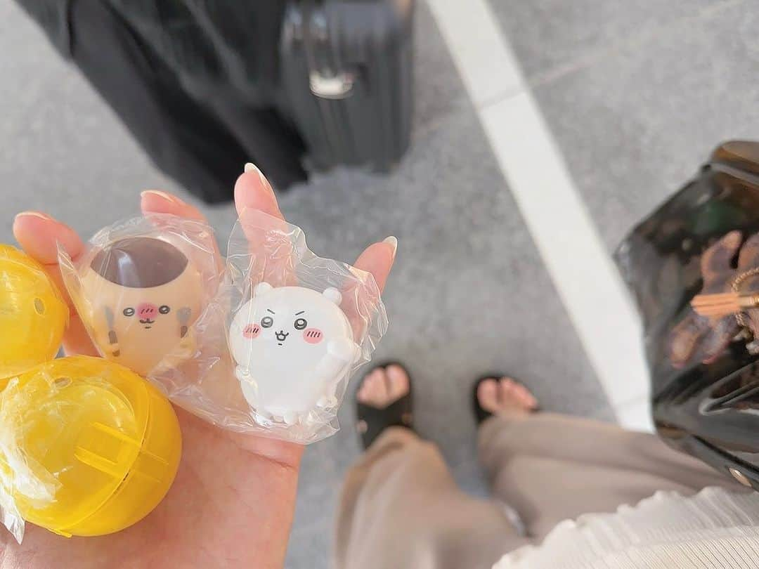 釘町みやびさんのインスタグラム写真 - (釘町みやびInstagram)「✈️  北海道から昨日帰ってきました！ 今日から少しずつレポート書いていこうと思います☺️  ただ、写真が1投稿10枚までなので とりあえず一日目のお昼まで✍🏻  ．  今回は祖父母の喜寿祝いの旅行だったので 実家愛知にあるセントレアから乗りました✈️  久しぶりに行ったけど、空港って楽しいよね〜☺️  ままと安定のガチャガチャして 早くも仲間という名の荷物を増やしてから出発。笑  飛行機のひゅん！ってなるの大好きなので とても楽しく北海道までひとっ飛びしました✈️  まずは予約でいっぱいのお蕎麦屋さんへ！ お腹を空かせて行く予定が、 弟とパーキングでソフトクリームをペロリ🍦笑  なんだこれ〜🫨🫨🫨 ってくらいに濃厚で美味しかったなぁ… また食べたいなぁ…  お蕎麦もめちゃくちゃに美味しくて、 サービスで蕎麦アイスも出してくださって、 アイスって何個でも食べれちゃうな〜って思いました◎ アイスって最高だよね…！   そのあと人力車に乗る祖父母を見送り、 コロッケを食べ…メロンスムージーを飲み…  食べてばっかりじゃないか😂💗💗  そんな一日目、 札幌=小樽の半日レポートでした！ 後半はまた…✍🏻  ． ．  #家族旅行  #北海道  #北海道旅行  #北海道グルメ  #小樽  #小樽観光  #小樽カフェ  #札幌  #札幌グルメ  #ちいかわ  #ガチャガチャ  #ひょっこり  #サンダル  #足指  #食いしん坊  #食べ歩き  #食べるの大好き  #hokkaido  #travel  #japanesefood  #cafe  #delicious」9月13日 0時08分 - miyajyaga382