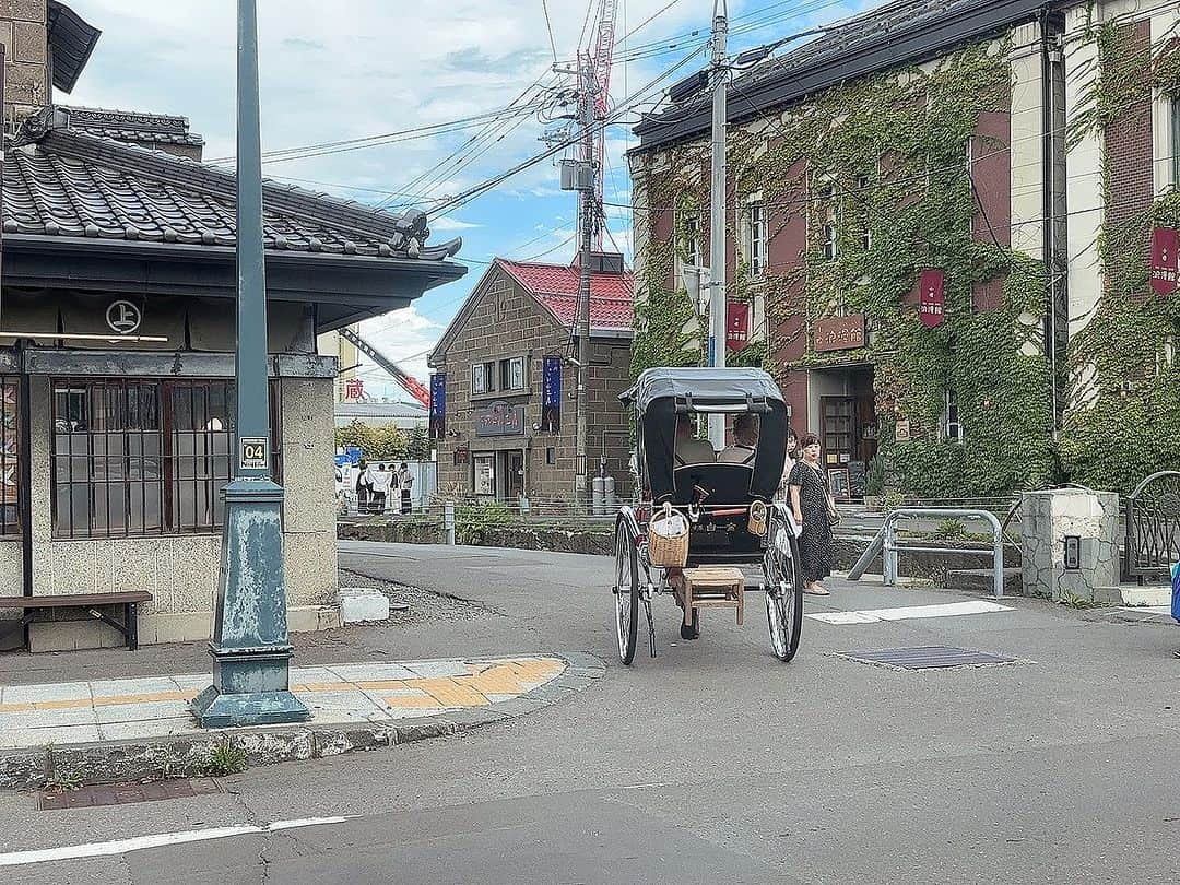 釘町みやびさんのインスタグラム写真 - (釘町みやびInstagram)「✈️  北海道から昨日帰ってきました！ 今日から少しずつレポート書いていこうと思います☺️  ただ、写真が1投稿10枚までなので とりあえず一日目のお昼まで✍🏻  ．  今回は祖父母の喜寿祝いの旅行だったので 実家愛知にあるセントレアから乗りました✈️  久しぶりに行ったけど、空港って楽しいよね〜☺️  ままと安定のガチャガチャして 早くも仲間という名の荷物を増やしてから出発。笑  飛行機のひゅん！ってなるの大好きなので とても楽しく北海道までひとっ飛びしました✈️  まずは予約でいっぱいのお蕎麦屋さんへ！ お腹を空かせて行く予定が、 弟とパーキングでソフトクリームをペロリ🍦笑  なんだこれ〜🫨🫨🫨 ってくらいに濃厚で美味しかったなぁ… また食べたいなぁ…  お蕎麦もめちゃくちゃに美味しくて、 サービスで蕎麦アイスも出してくださって、 アイスって何個でも食べれちゃうな〜って思いました◎ アイスって最高だよね…！   そのあと人力車に乗る祖父母を見送り、 コロッケを食べ…メロンスムージーを飲み…  食べてばっかりじゃないか😂💗💗  そんな一日目、 札幌=小樽の半日レポートでした！ 後半はまた…✍🏻  ． ．  #家族旅行  #北海道  #北海道旅行  #北海道グルメ  #小樽  #小樽観光  #小樽カフェ  #札幌  #札幌グルメ  #ちいかわ  #ガチャガチャ  #ひょっこり  #サンダル  #足指  #食いしん坊  #食べ歩き  #食べるの大好き  #hokkaido  #travel  #japanesefood  #cafe  #delicious」9月13日 0時08分 - miyajyaga382