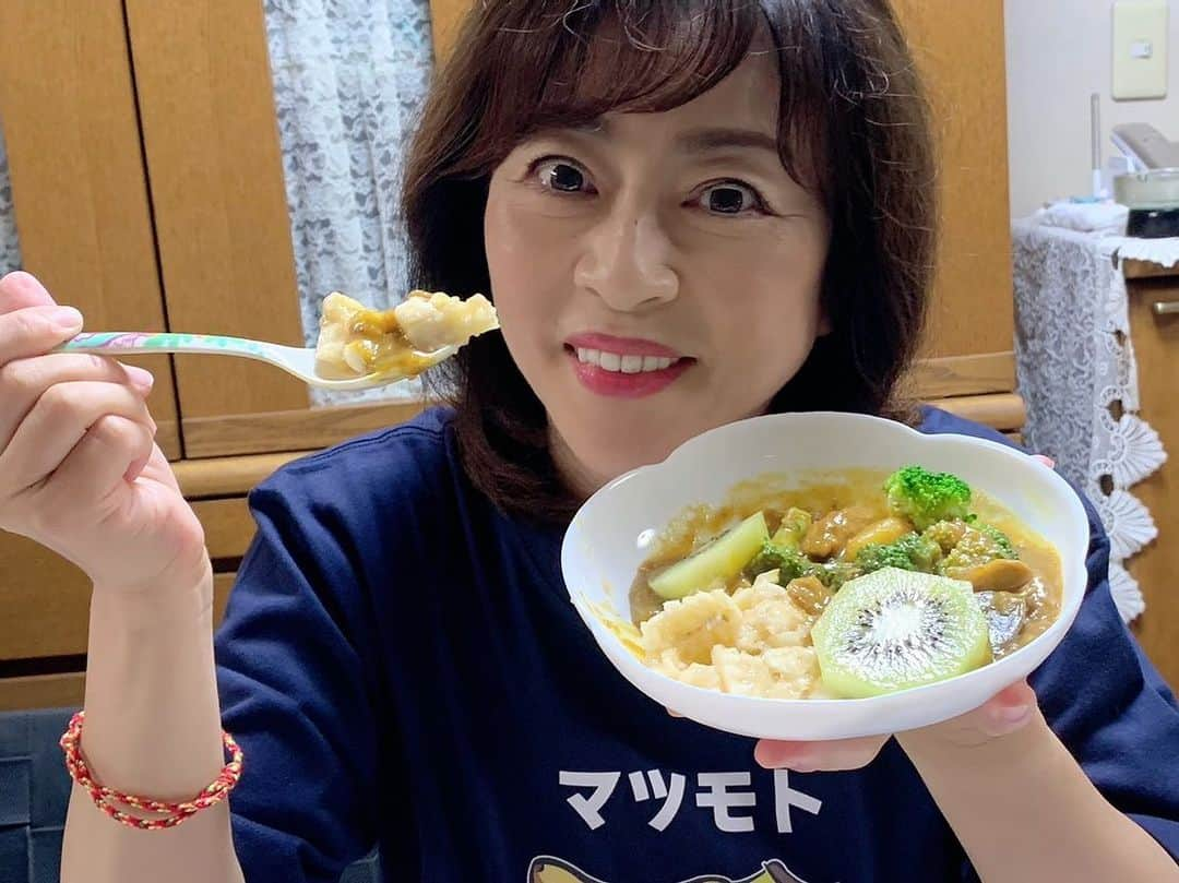 松本明子さんのインスタグラム写真 - (松本明子Instagram)「バナナダイエットをはじめて1週間🍌  始める前はバナナ毎日食べるの飽きてしまいそう と思っていたのですが、 クラッシュバナナのアレンジレシピのおかげで 飽きなく続けられてます✨  わたしの一番のおすすめは 、甘辛の極み！ヘルシーバナナカレー🍛  今のところ、体重に少し変化が！ そして、お通じもよくなっている気がします!!そのおかげでおなか周りもスッキリしてる気が、、、!! 残り1週間でどれだけ痩せられるのか💦 お楽しみに!  #松本明子のバナナダイエット記録  #クラッシュバナナ  #バナナ腸活 #腸活 #朝バナナ #ダイエットビフォーアフター #ダイエット生活 #ダイエット日記  #ダイエットメニュー #ダイエットレシピ #ヘルシーレシピ #食べて痩せる #レジスタントスターチ」9月13日 10時00分 - akkotongattelne