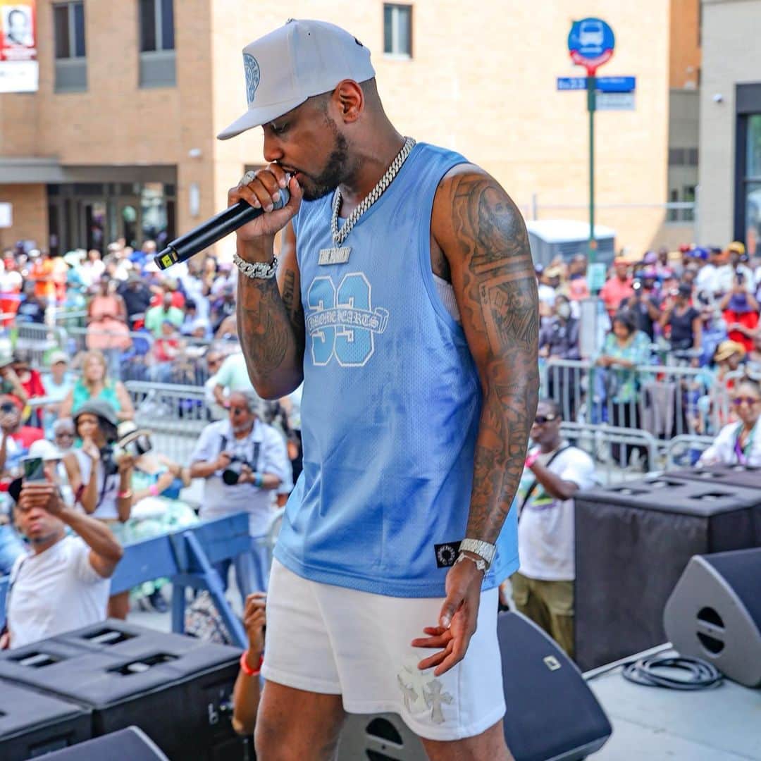 ファボラスのインスタグラム：「Carolina Blue kicks..  hottest 🥷on the block…   #HarlemWeek」