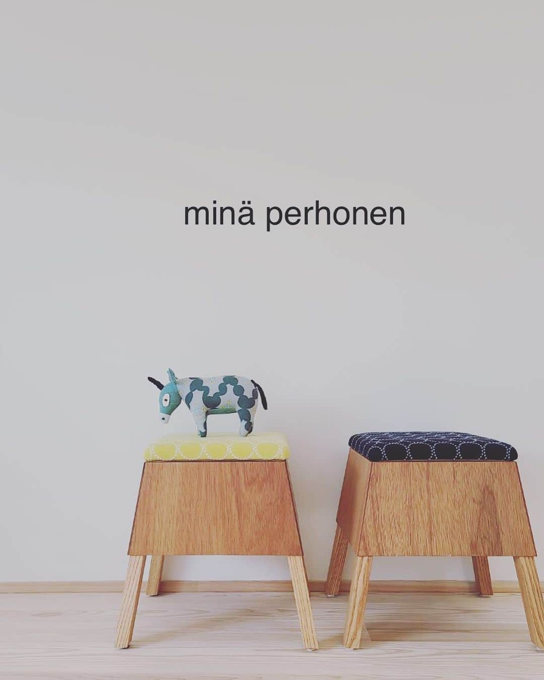 シーエッチ建築工房 のインスタグラム：「ミナペルホネンのある暮らし  #ミナペルホネン #minaperhonen #コロロスツール #タンバリン #tambourine #兵庫県 #宝塚市 #注文住宅 #自然素材 #木の家 @ch_namie.takarazuka」