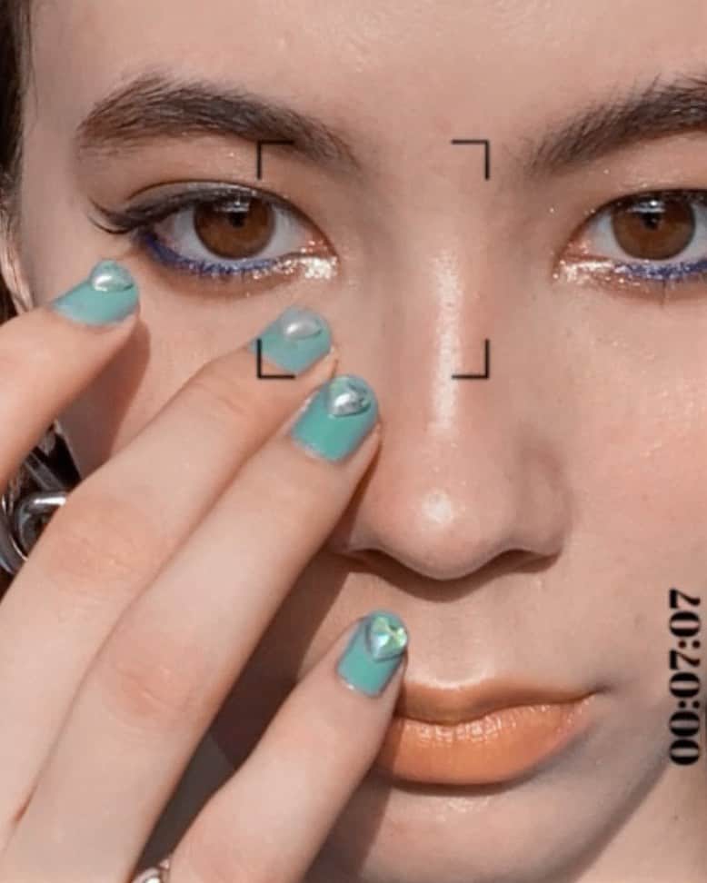 マリークレアのインスタグラム：「* Self make-up & nail  💙💙💙 #marieclaire_makeup_」