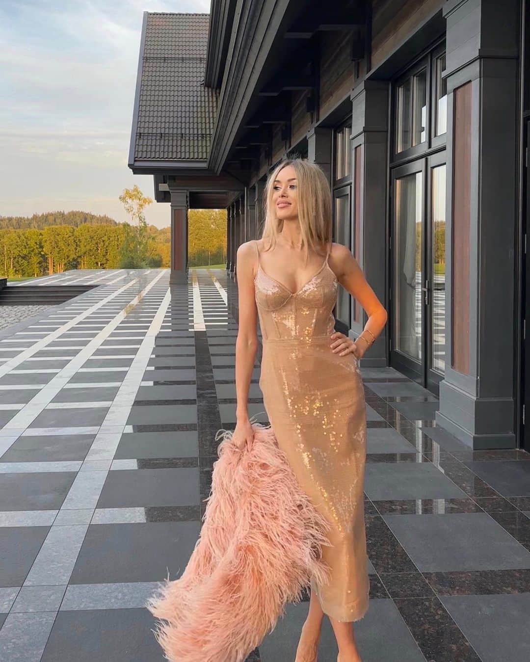 クセニア・カーノヴィッチのインスタグラム：「Я беспощадна, когда нарядна))😅🤪」