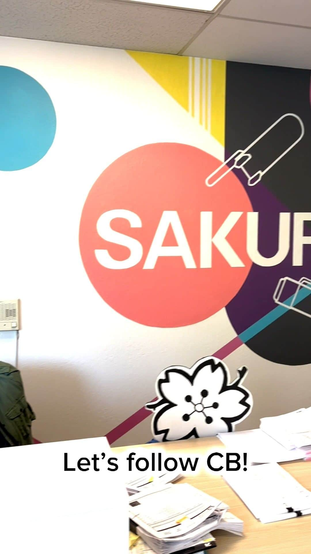 Sakura of America（サクラクレパス）のインスタグラム：「Let's go on a field trip today, Sakura Friends! Our pal CB is here to show you all the amazing art we have packed into our offices. Featuring:  Muraling by @asaki_ichi @thepenandthepangolin @sakuradragon @benhucke @creativityexplored @michiko_design @mrjeremyfish @sdionbakerdesign @amilliontinylines @lisacongdon  Also, spot the @turtlewayne cameo!」