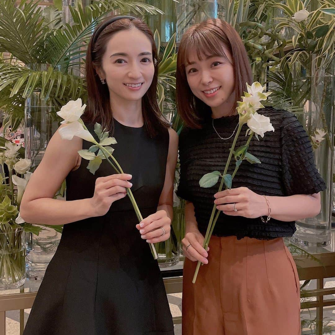 Mayuko Watanabe 渡辺真由子さんのインスタグラム写真 - (Mayuko Watanabe 渡辺真由子Instagram)「9月8日に @anniversaire_cafe がリニューアルオープンしたので、その記念パーティーに @cccekaa ちゃんと行かせて頂きました🥰 1階のカフェエリアもホテルのロビーのような内装になっていて、ドリンクや焼き菓子(ケーキとフィナンシェ)が持ち帰りで購入出来るようになりました🥰 トリュフと塩のフィナンシェを頂きましたが、トリュフの香りがよく塩の味もしっかりしていてお酒に合いそうな美味しい味でした☺️♡ また奥にある教会も素敵で、上の階には会員制のレストランもあり（アニヴェルセルで結婚式をあげたりプロポーズした方が会員になれるそうです😄）、洗礼された素敵な空間でした☺️💕  誘ってくれた @cccekaa ちゃんは2度目ましてでしたが、同じ男子の２児のママ✨ふんわり雰囲気ですごく可愛い見た目なのに、行動力があり、子供のためにと過ごしているところが本当にすごいです🥹💕尊敬する🥹✨ 勉強になることが沢山あり、話も楽しかった😍 話は戻りますが、表参道に行く機会があったら一度お茶をしに行ってみてください☺️💓 #アニヴェルセル #アニヴェルセル表参道 #アニヴェルセルカフェ #表参道カフェ #表参道  #夏コーデ  #ママコーデ #ママファッション #男の子ママ #男の子兄弟 #男の子兄弟ママ #カジュアルコーデ#ママ #子育て中」9月13日 0時12分 - watanabe_mayuko