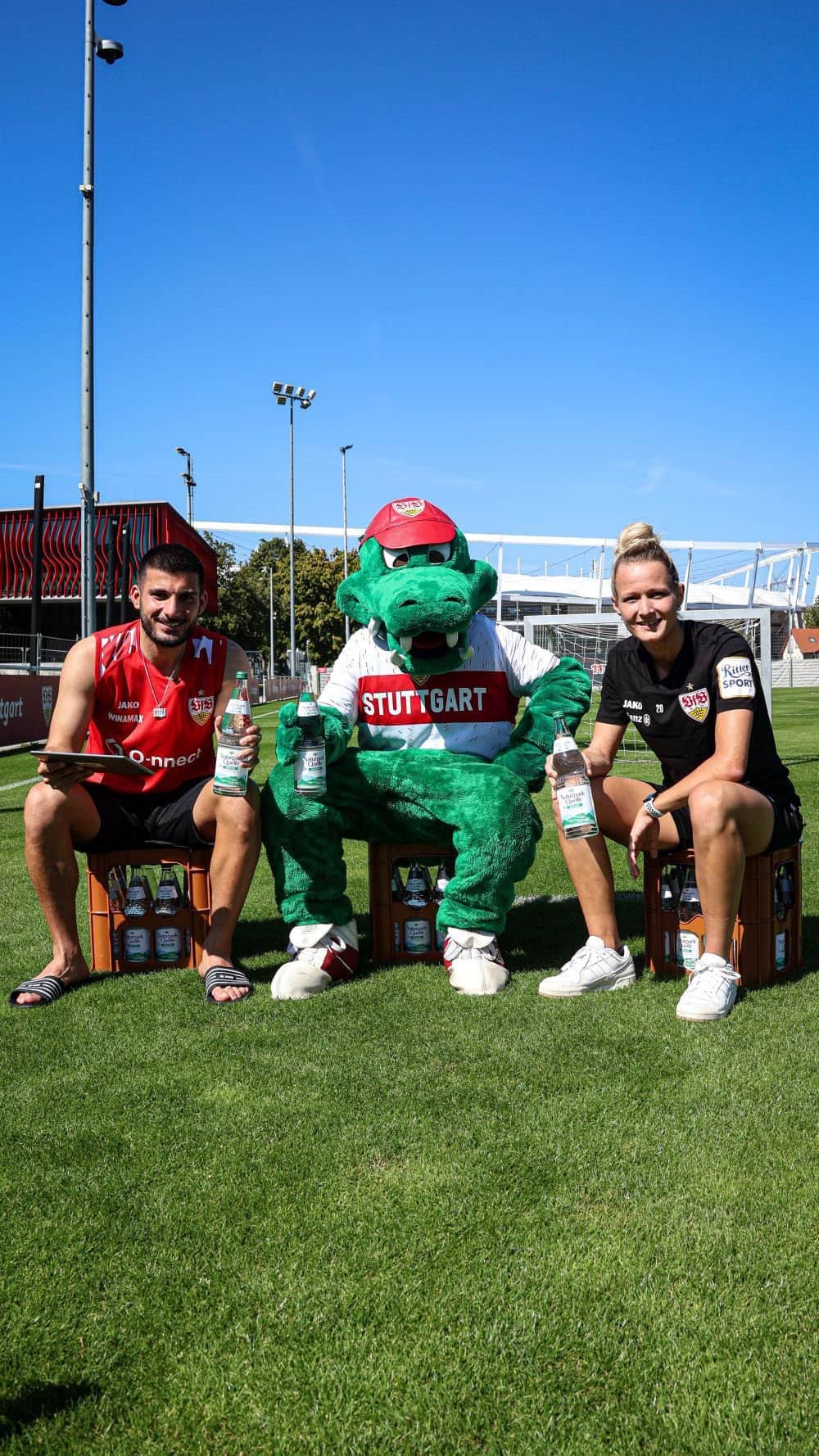 VfBシュトゥットガルトのインスタグラム：「Zwei Neuzugänge in der „Trinkpause“! 💪⚪🔴 Diesmal beantworten Deniz Undav und VfB Frauen-Stürmerin Jana Beuschlein die Fragen unserer Fritzle-Instafollower. Wer ist der Spaßvogel im Team? Der bisher schönste Moment in der Karriere? Lieber Tor schießen oder Tor verhindern? Jetzt die ganze Folge anschauen! 😊🎥 ❗🧐 Zur XXL-Version geht es auf Youtube. Link in der Story! _ #VfB #vfbstuttgart #vfbstuttgart1893 #auscannstatt #VfBInsta #Trinkpause」