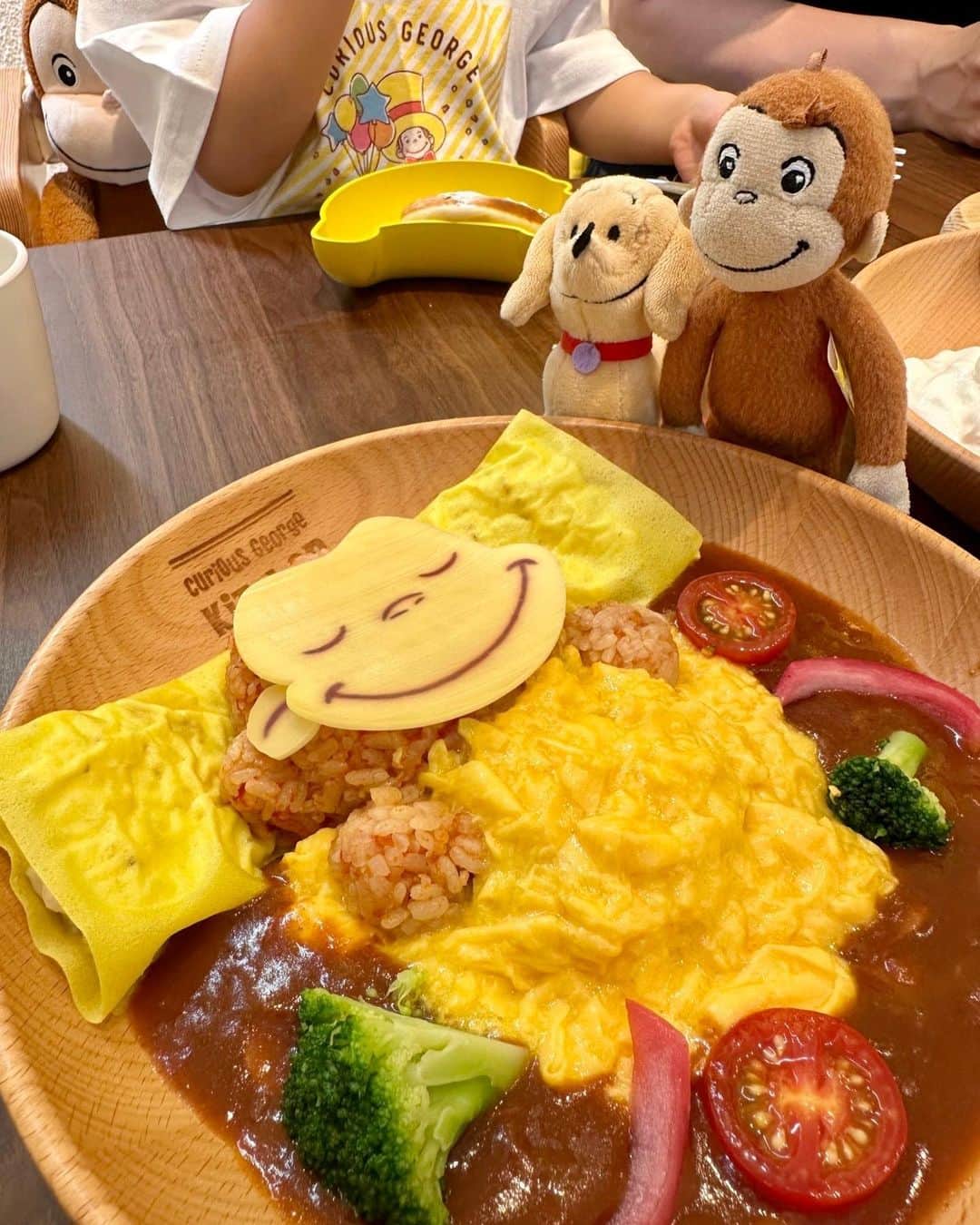 のインスタグラム：「. ①オムライスをみつめる ジョージとハンドリー🐒🐕 （とジョージ…😂） . ②ジョージのお店どこかなーと 探しているひとたち👧🏻👧🏻🐒🐒 . ③オムライスとわたし 「可愛くて食べれないー」とかは 一切なく即完食😎 . ④家の壁これにしたい🐒💓 . . #CuriousGeorgeKitchen #おさるのジョージキッチン #おさるのジョージ部」