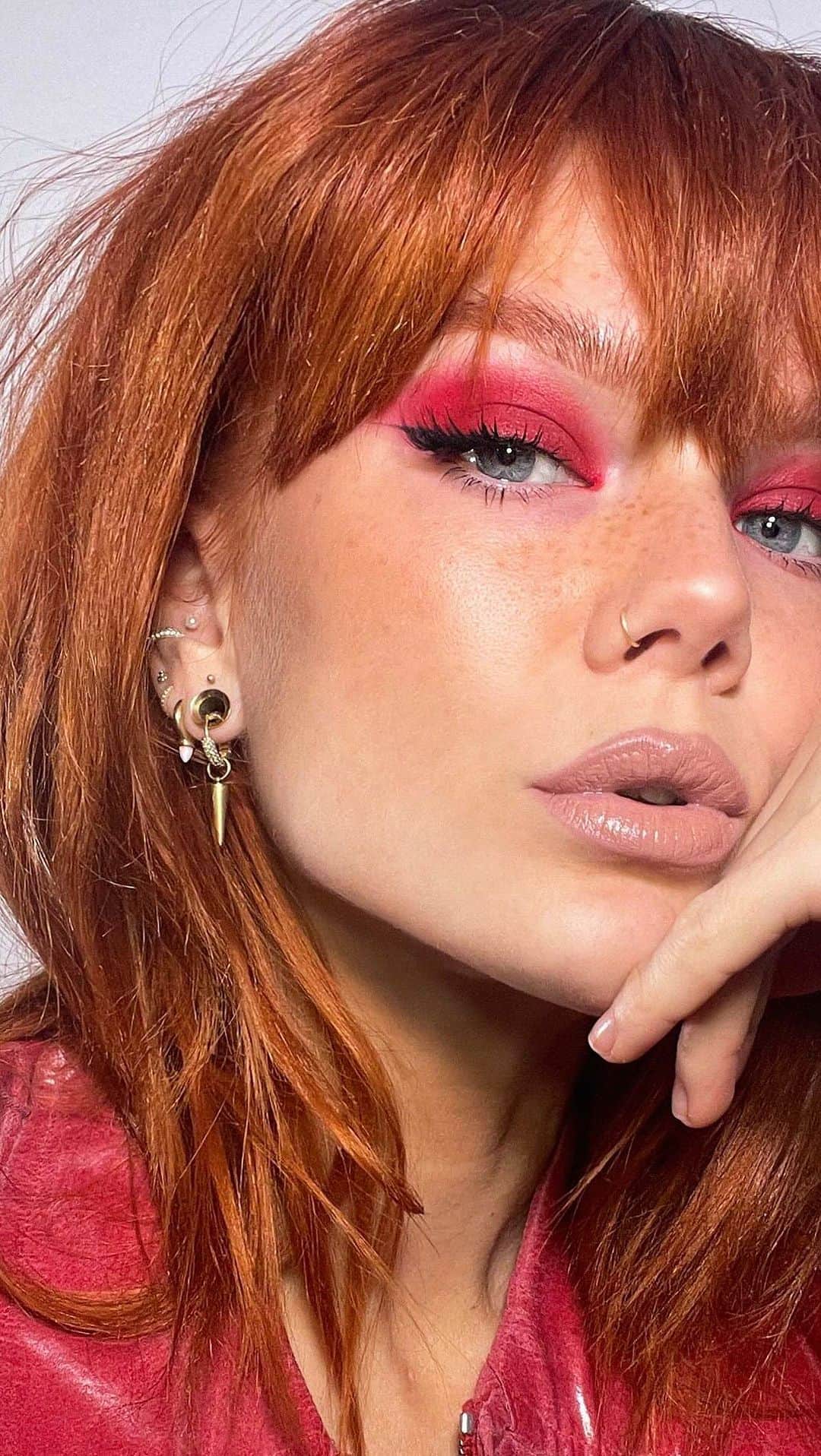 Linda Hallbergのインスタグラム：「Tuesday - Red  Red is one of my absolute favorite colors when it comes to makeup as I think it looks super cool on everyone! I went for a super red statement eye as I think it really enhances the blue in my eyes.  Products used: @lhcosmetics crayon lip liner Anger, Color palette & crayon lip liner mellow mauve @danessa_myricks Linework Paintbrush Fluid Liquid Eyeliner @houseoflashes noir fairy (cut in half) @hairtalkextensions top of the head」